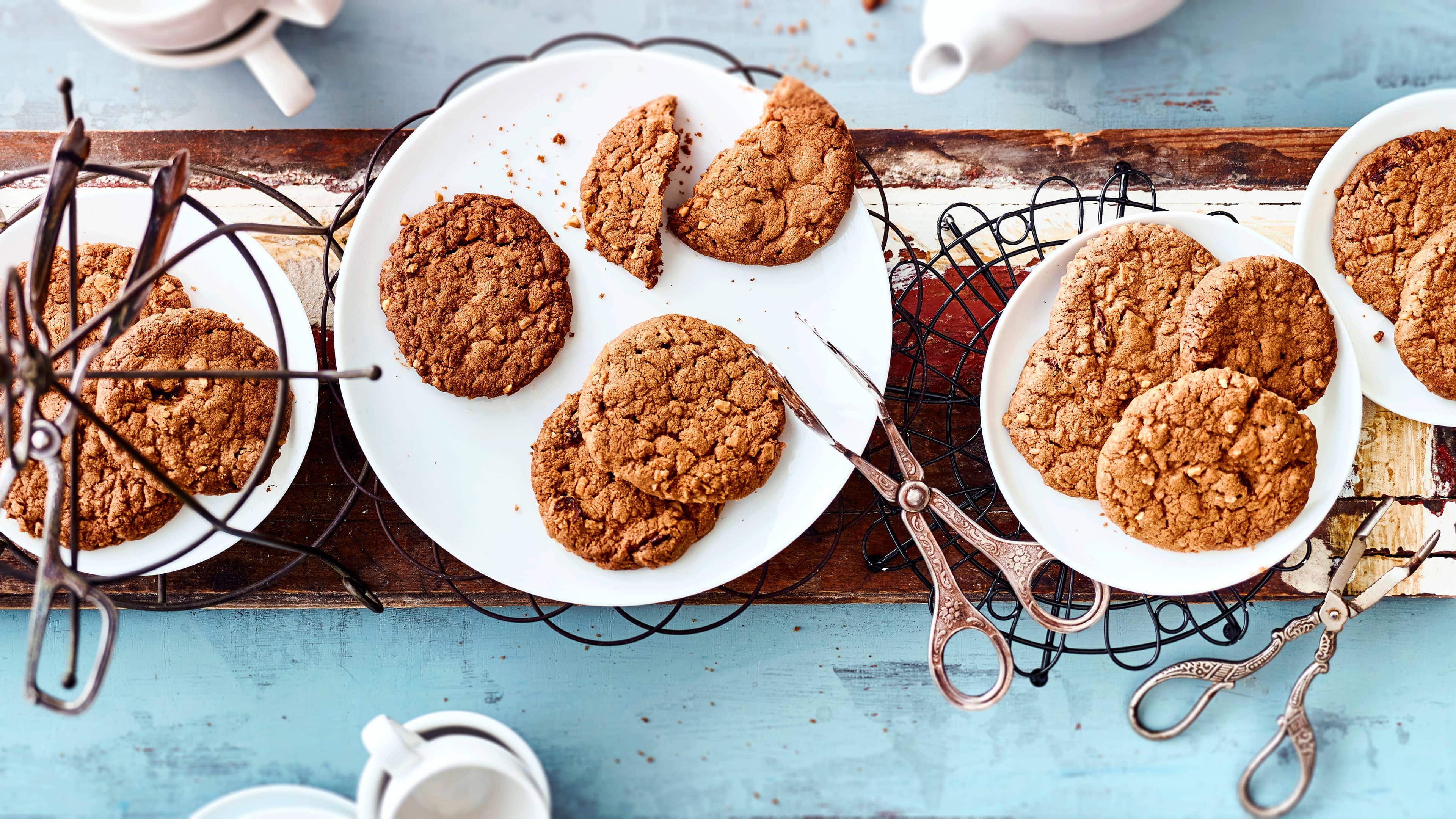 Nougat-Kokos-Cookies Unser Rezept für raffinierte Nougat-Kokos-Cookies begeistert Groß und Klein: Mit Cranberries, Kokoschips und Haselnuss-Krokant – probieren Sie es gleich aus!