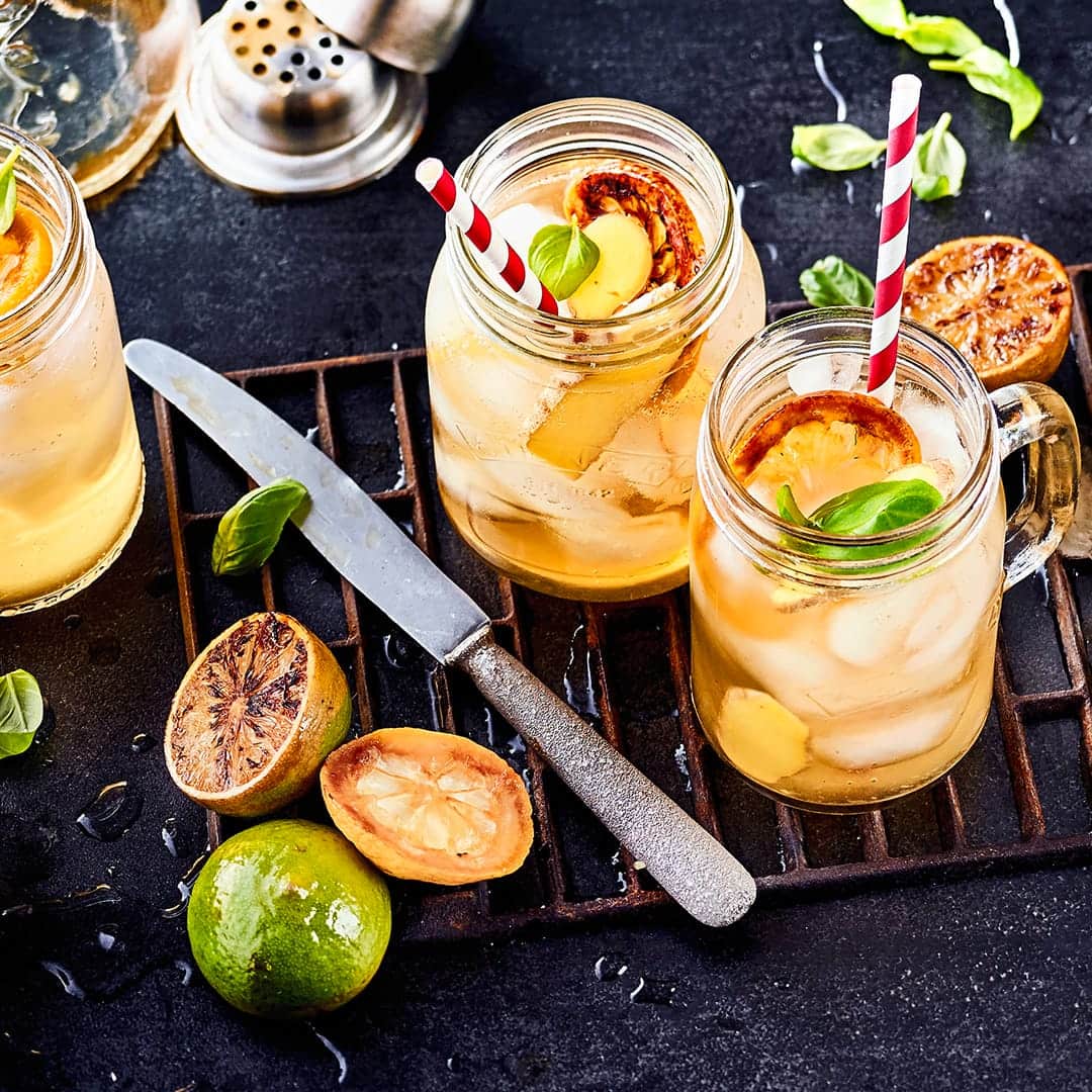 Super erfrischend und weniger süß als herkömmliche Limonaden ist unser Rezept für selbstgemachte Grilled Lemonade aus gegrillten Zitronen und Limetten.