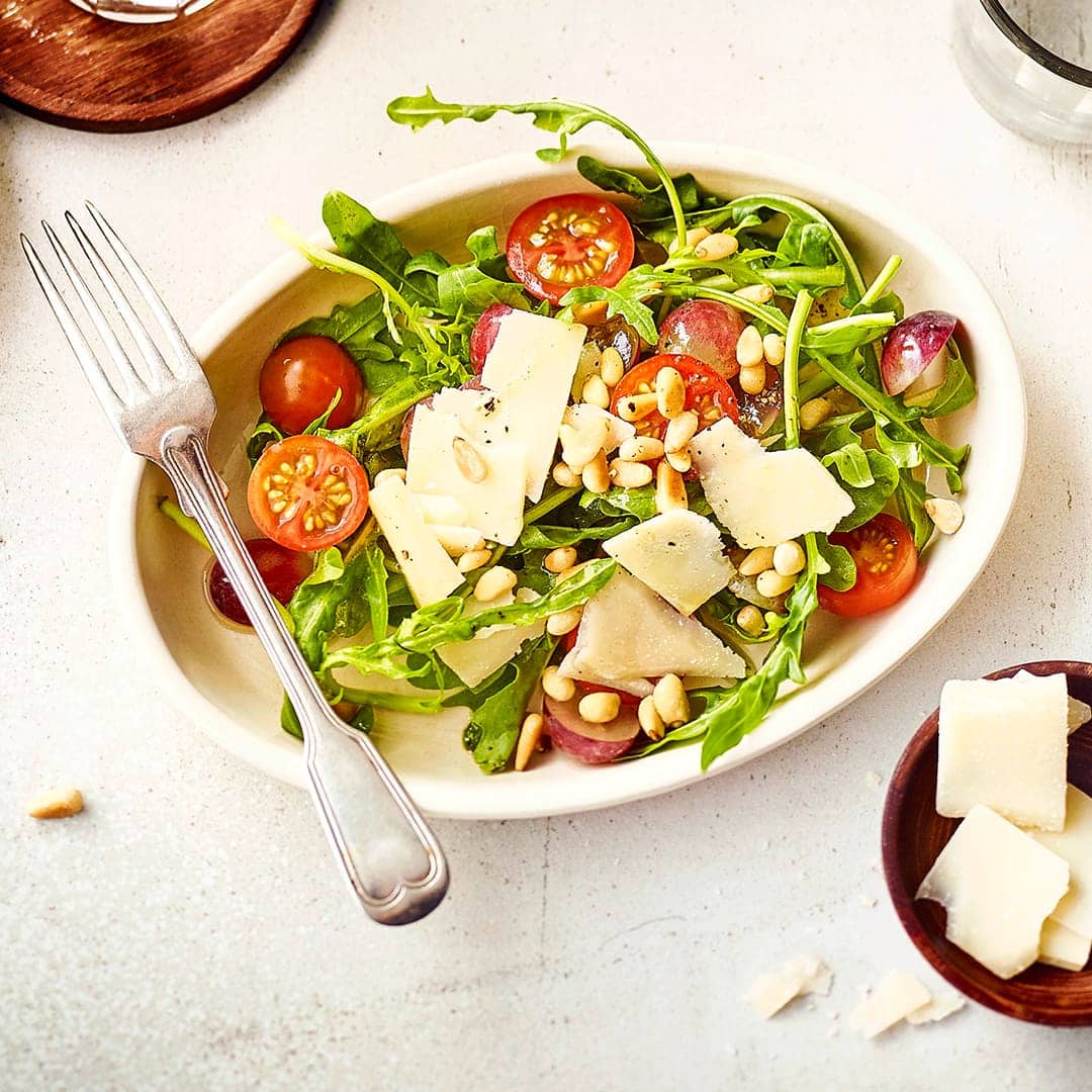 Ein einfacher und vor allem schnell gemachter Salat mit Rucola, Trauben, Tomaten, Parmesan und Pinienkernen.