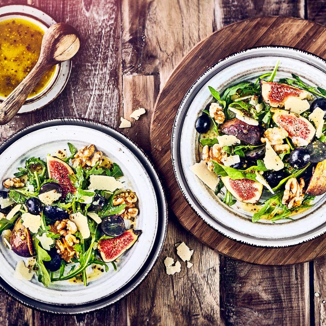 Eignet sich als schnelle Vorspeise oder Zwischenmahlzeit: Probieren Sie den herbstlichen Rucola-Salat mit Feigen und Trauben in Dijon-Senf-Sherry-Dressing!