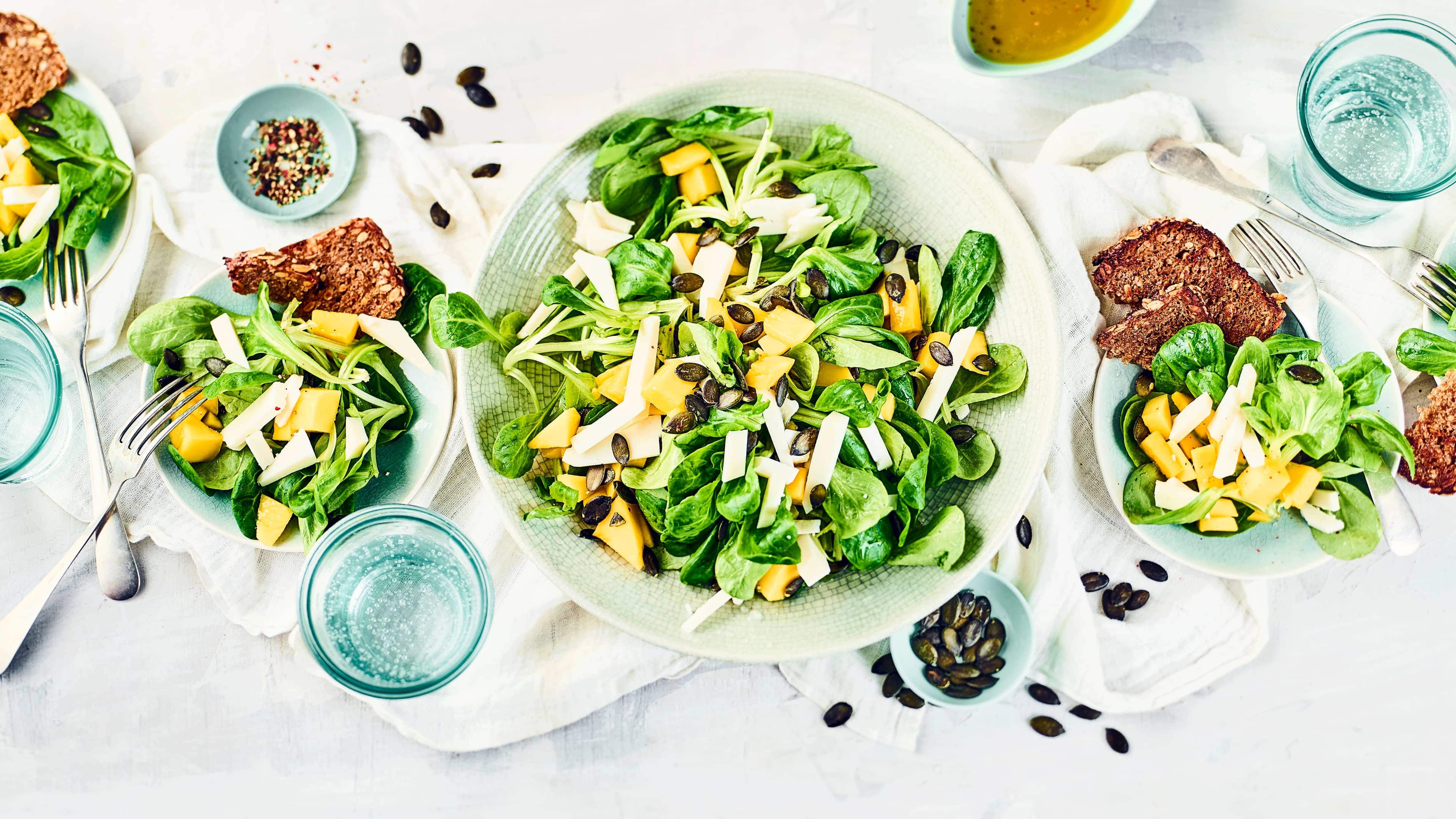 Feldsalat mit Mango und Käse Probieren Sie unseren frischen Feldsalat mit fruchtiger Mango und würzigen Ziegenkäse. Dazu leckeres Vollkornbrot. Ein herrliches Gericht - auch für Vegetarier!