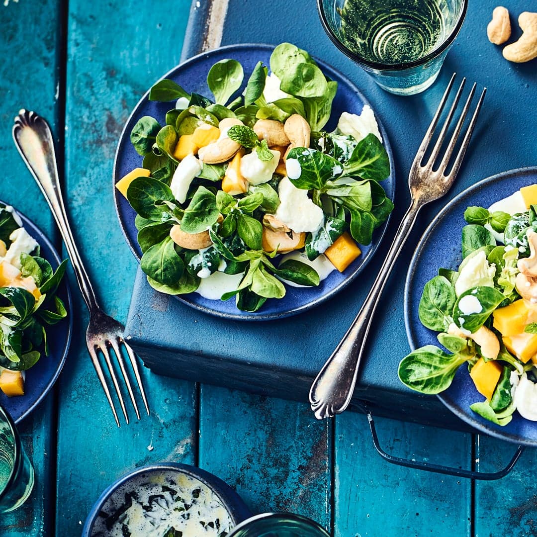 Auch wenn die Kombination von Mango und Mozzarella auf den ersten Blick etwas gewöhnungsbedürftig erscheint, so überzeugt sie im Geschmack sofort: Genau das Richtige für den Sommer!