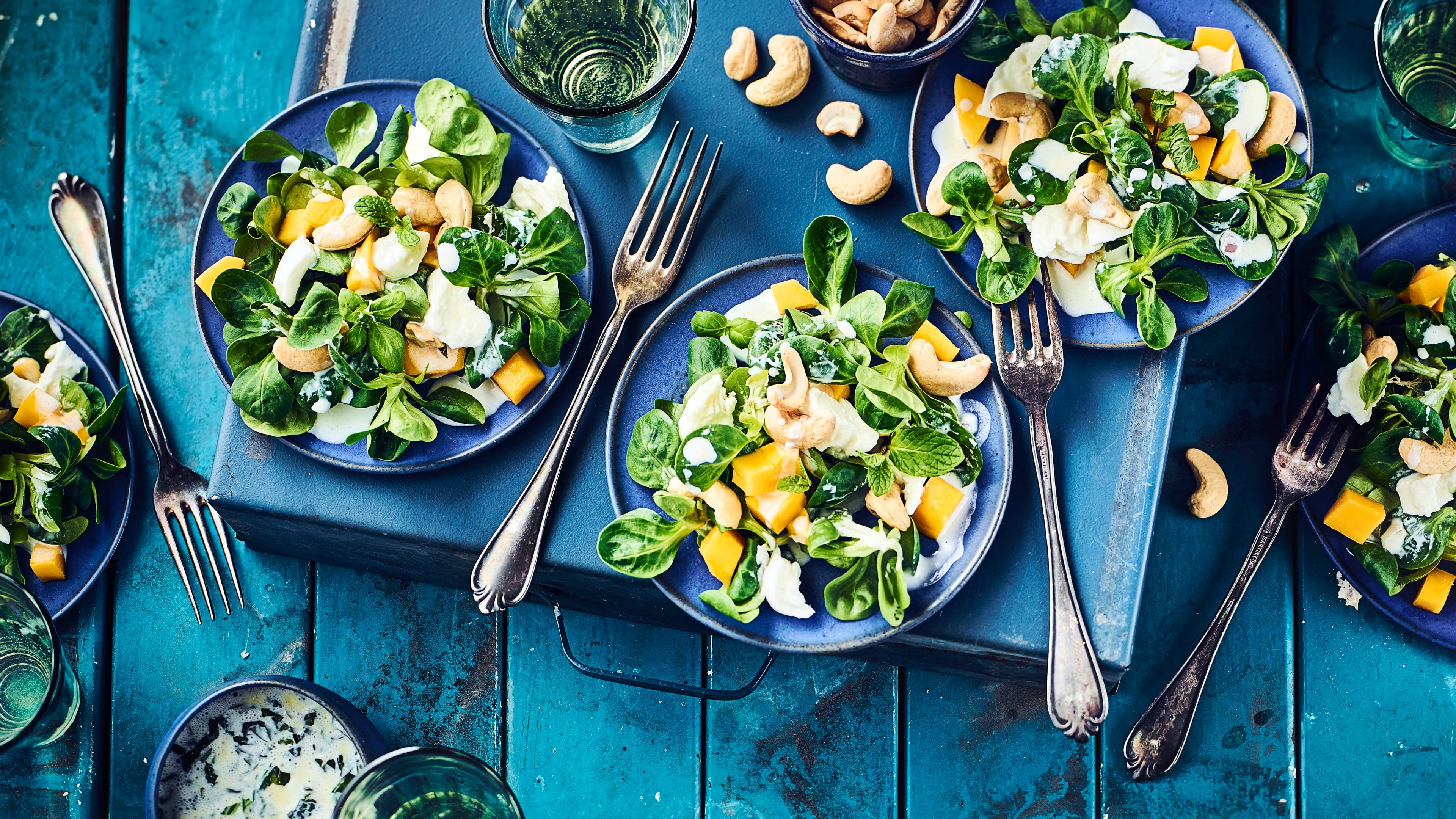 Mango Mozzarella Salat Auch wenn die Kombination von Mango und Mozzarella auf den ersten Blick etwas gewöhnungsbedürftig erscheint, so überzeugt sie im Geschmack sofort: Genau das Richtige für den Sommer!
