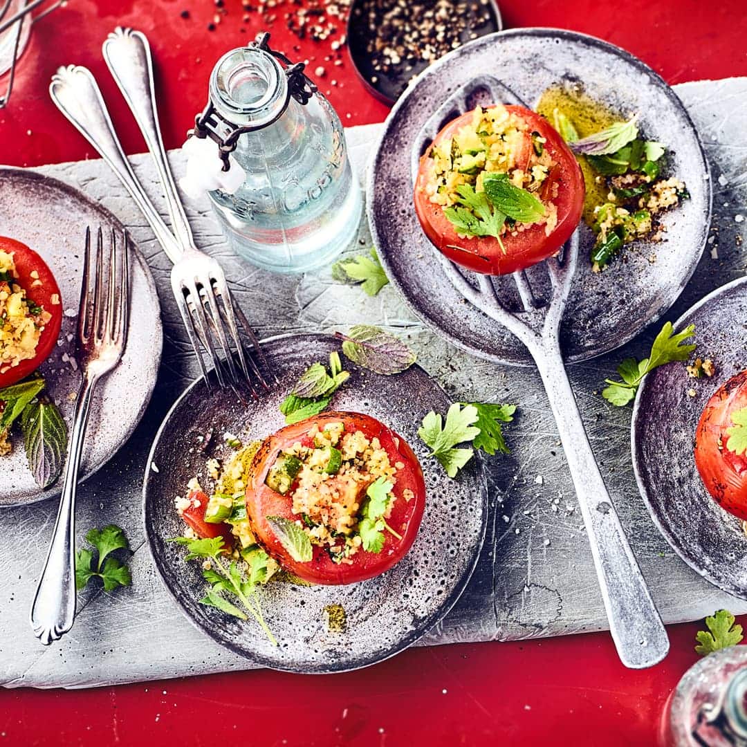 Genießen Sie dieses schnelle, vegetarische Gericht als Snack oder Beilage: Probieren Sie unsere Grilltomate mit pikanter Füllung aus Bulgur, Tomate, Gurke und Lauch – fertig in 30 Minuten!