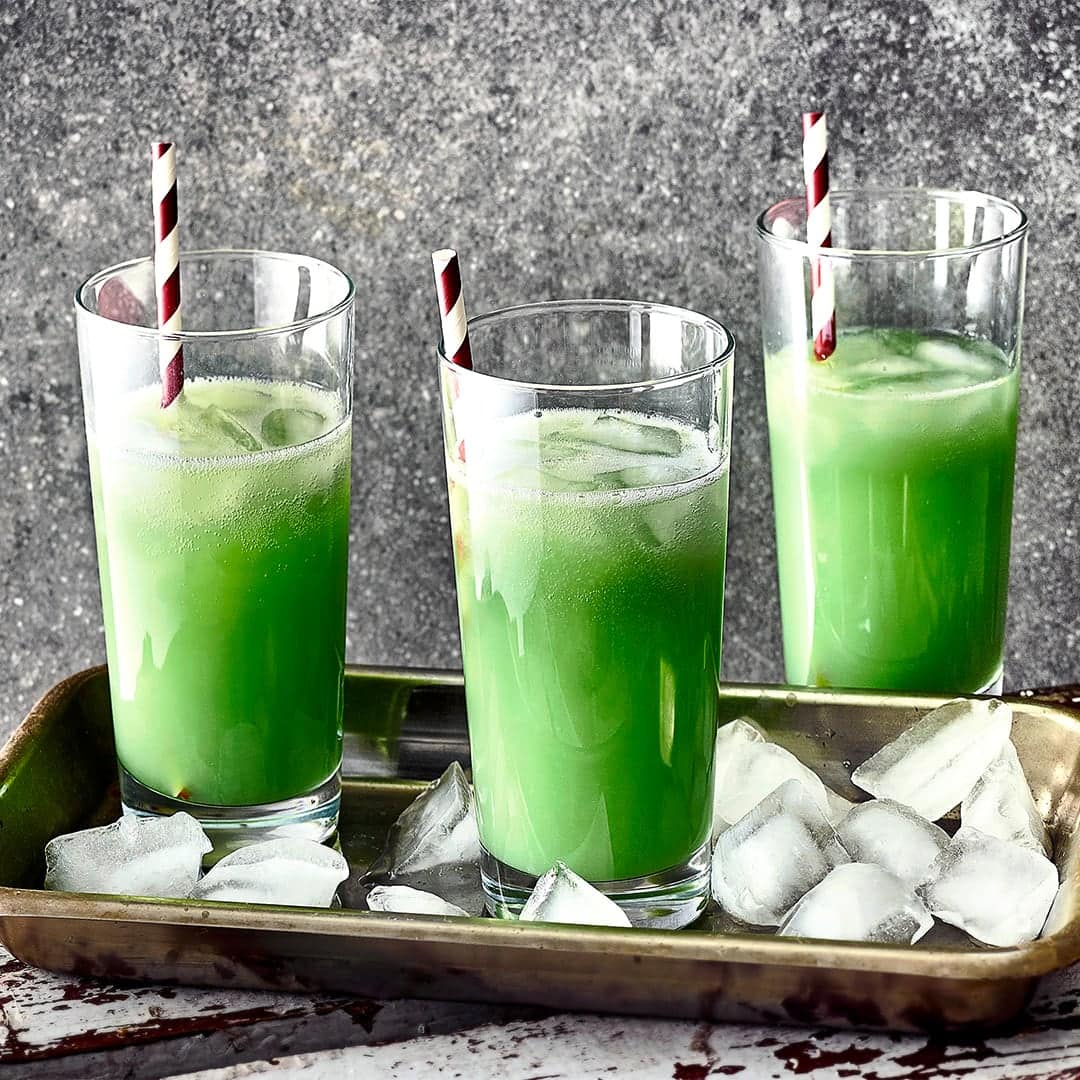 Ein Klassiker aus der DDR: Grüne Wiese – ein Cocktail aus Blue Curaçao, Sekt und Orangensaft mit viel Eis.