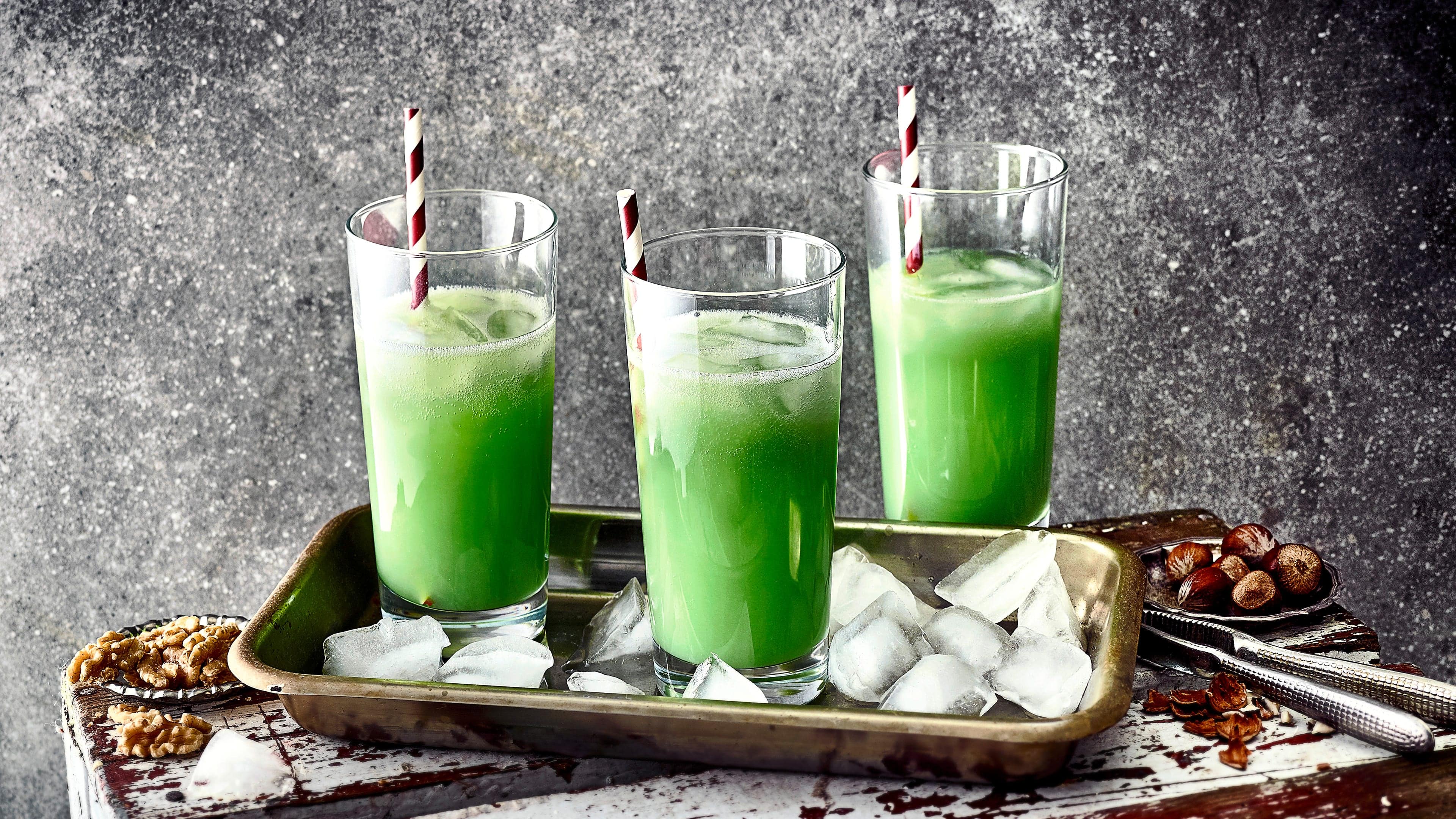Grüne Wiese Ein Klassiker aus der DDR: Grüne Wiese – ein Cocktail aus Blue Curaçao, Sekt und Orangensaft mit viel Eis.