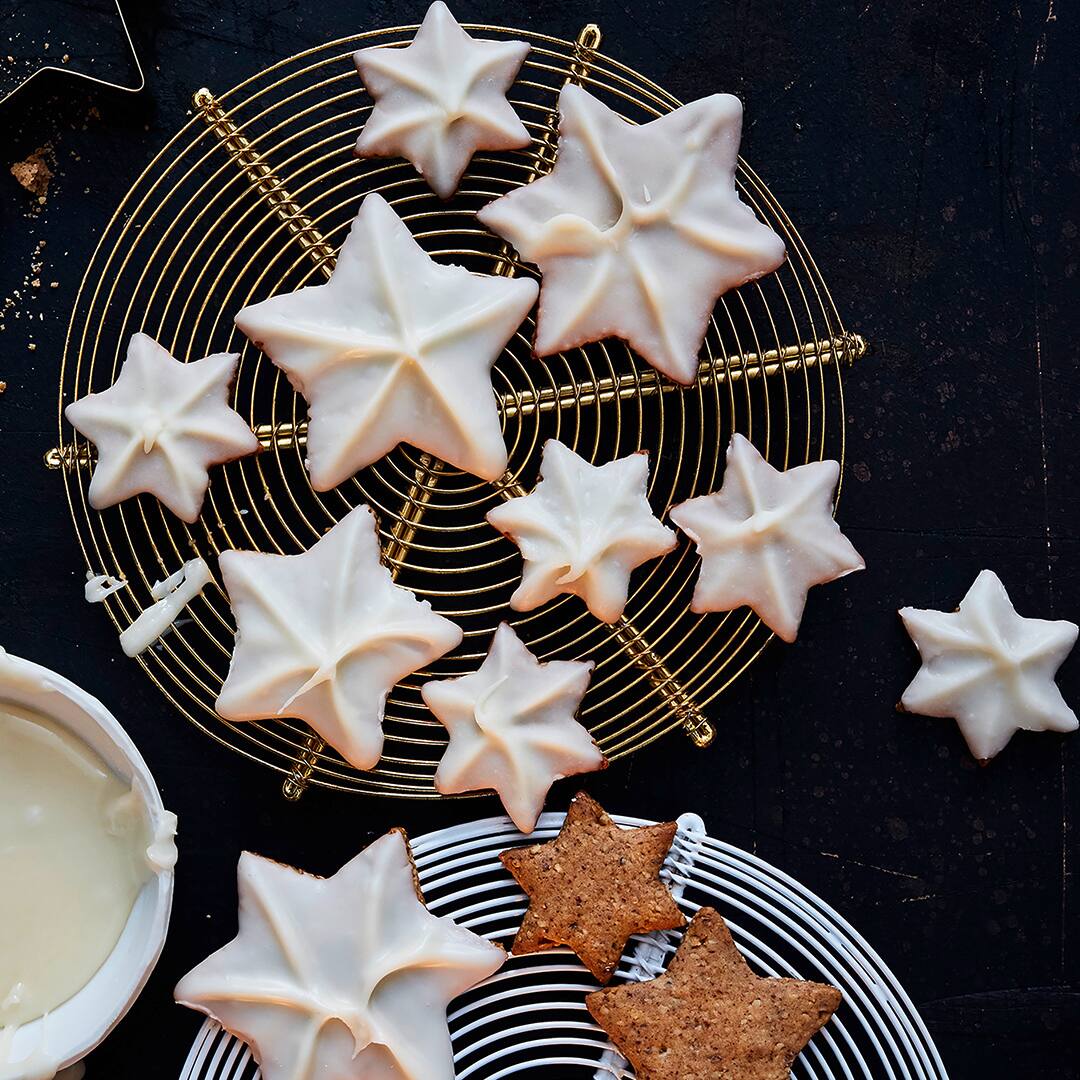 Zur Weihnachtszeit ist Lebkuchen mit seinen würzigen Aromen nicht wegzudenken:  Probieren Sie unsere Lebkuchensterne mit einer Rumglasur für einen beschwipsten Abend!