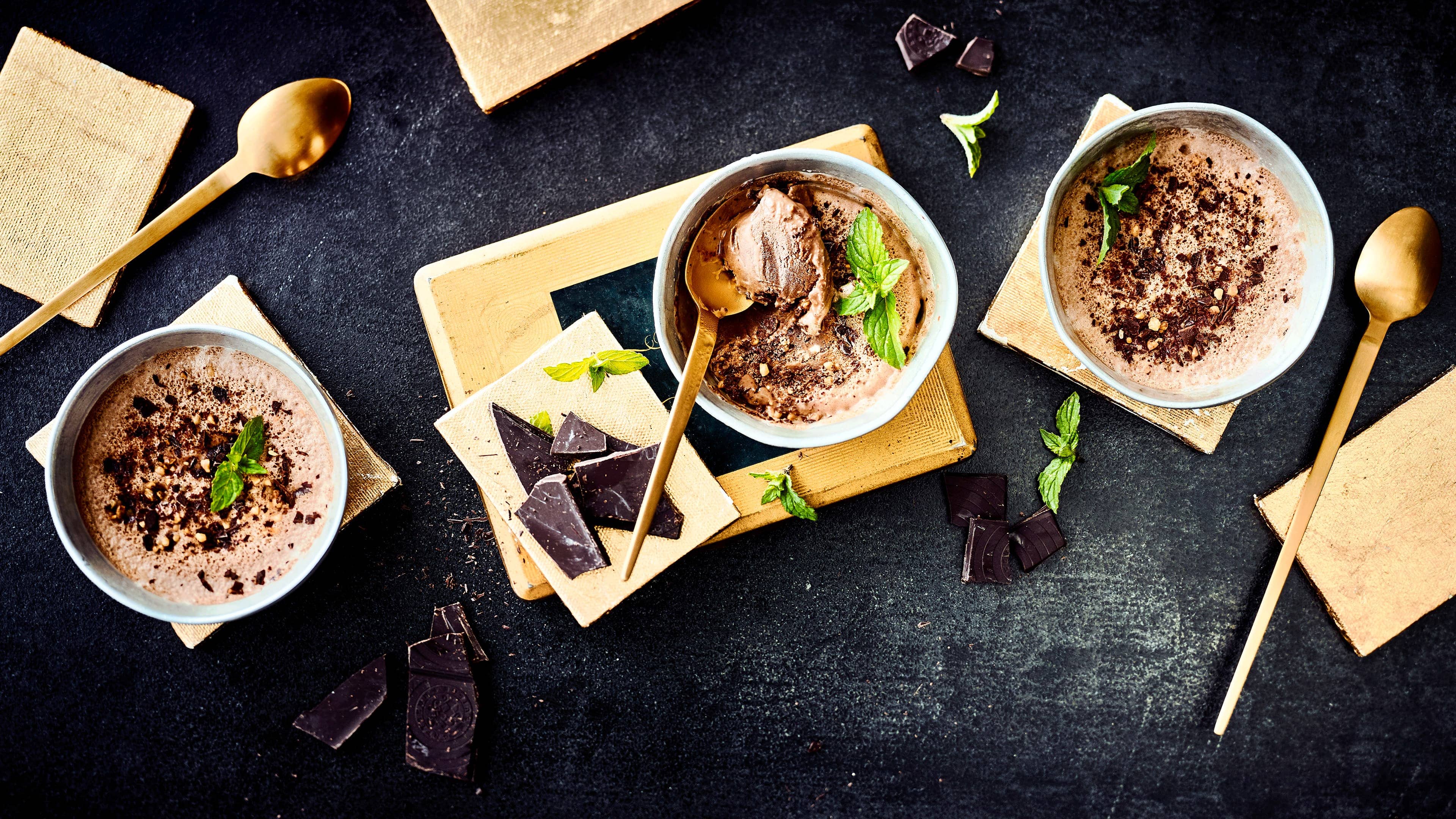 Schokoladen Parfait Lernen Sie die "Cuisine française" kennen und genießen Sie eine schokoladig süße Nachspeise – mit unserem Schokoladen-Parfait-Rezept!