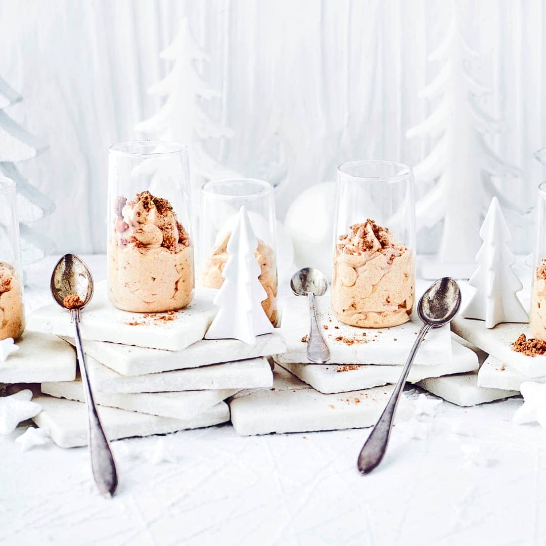 Unser Dessertvorschlag ist perfekt, um Ihre Gäste während der Weihnachtszeit zu verwöhnen. Die süße Creme wird dekorativ im Glas serviert.