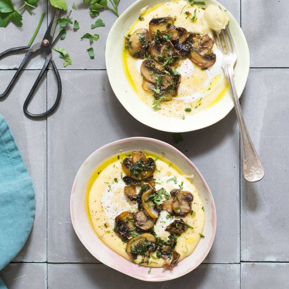 Einfach, schnell und selbstgemacht: Vegetarische Polenta mit gebratenen Pilzen und Petersilie. Probieren Sie es aus!