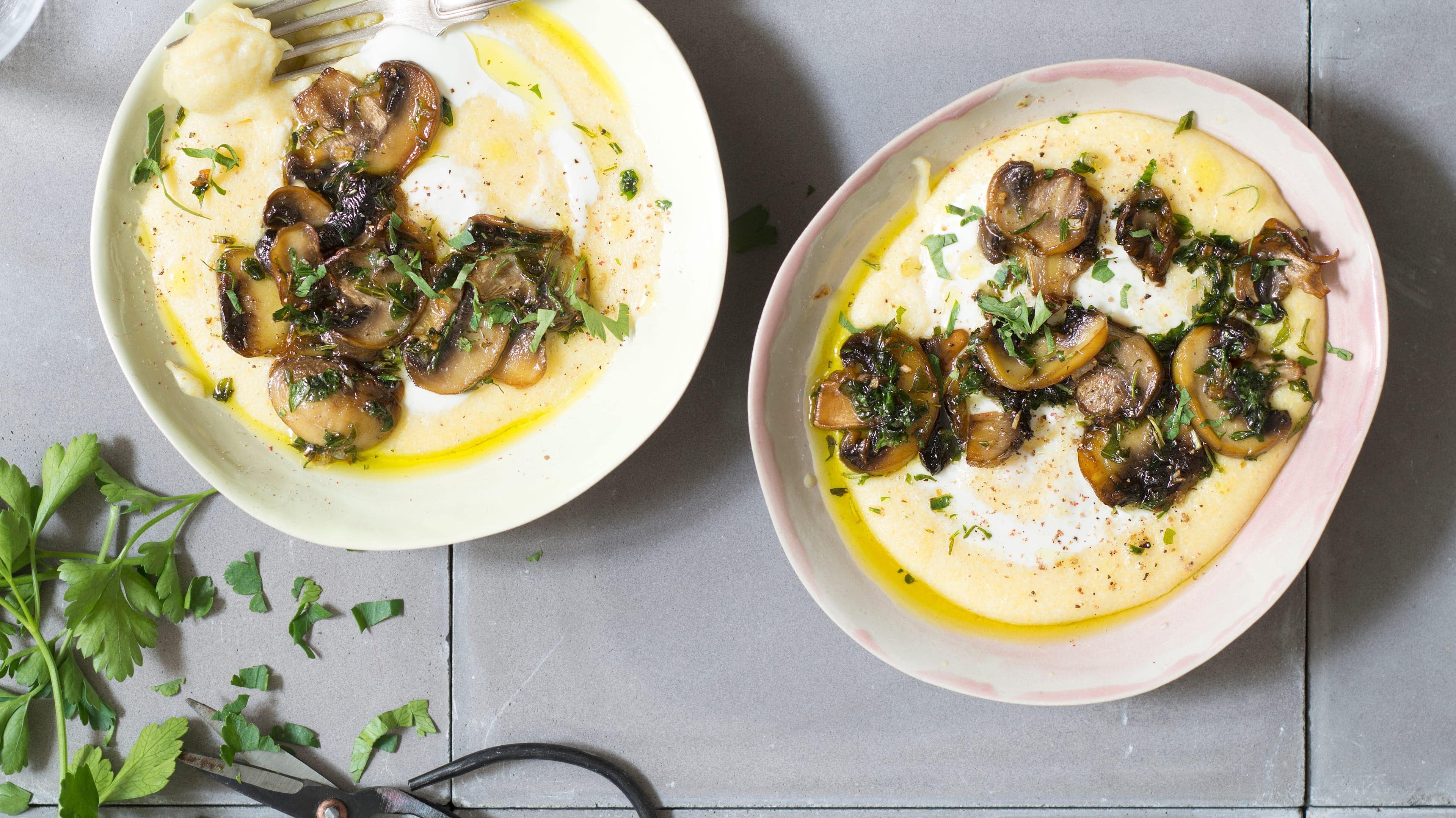 Polenta mit Pilzen Einfach, schnell und selbstgemacht: Vegetarische Polenta mit gebratenen Pilzen und Petersilie. Probieren Sie es aus!