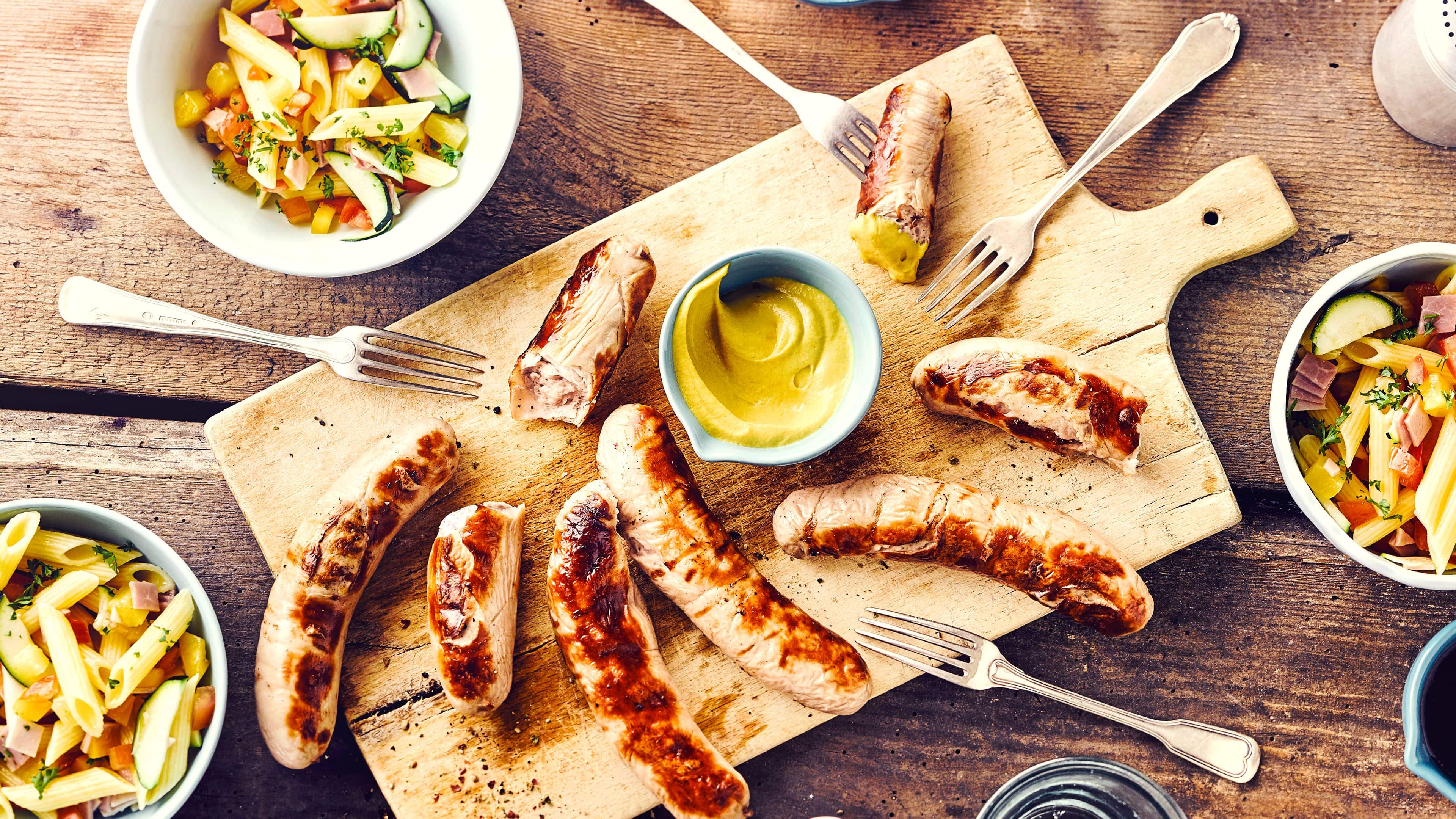 Grillwurst mit Pennesalat Grillwurst mit Pennesalat