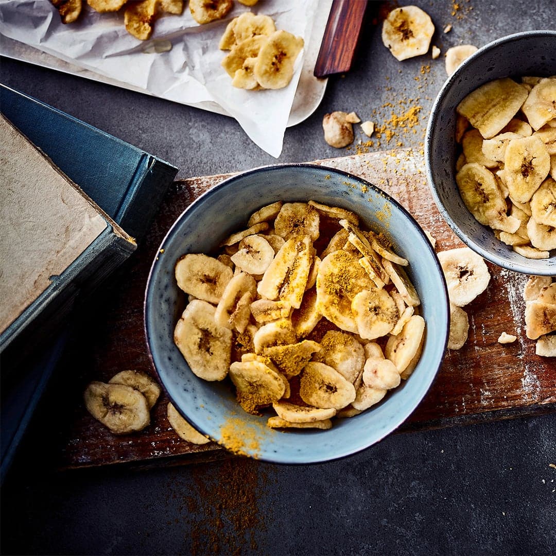 Knusprig gebacken aus dem Ofen sind Bananenchips eine leckere Alternative zu Chips & Co und ein gesunder Snack für zwischendurch. Nach Belieben z.B. mit Muskat würzen oder Vanillemark verfeinern.