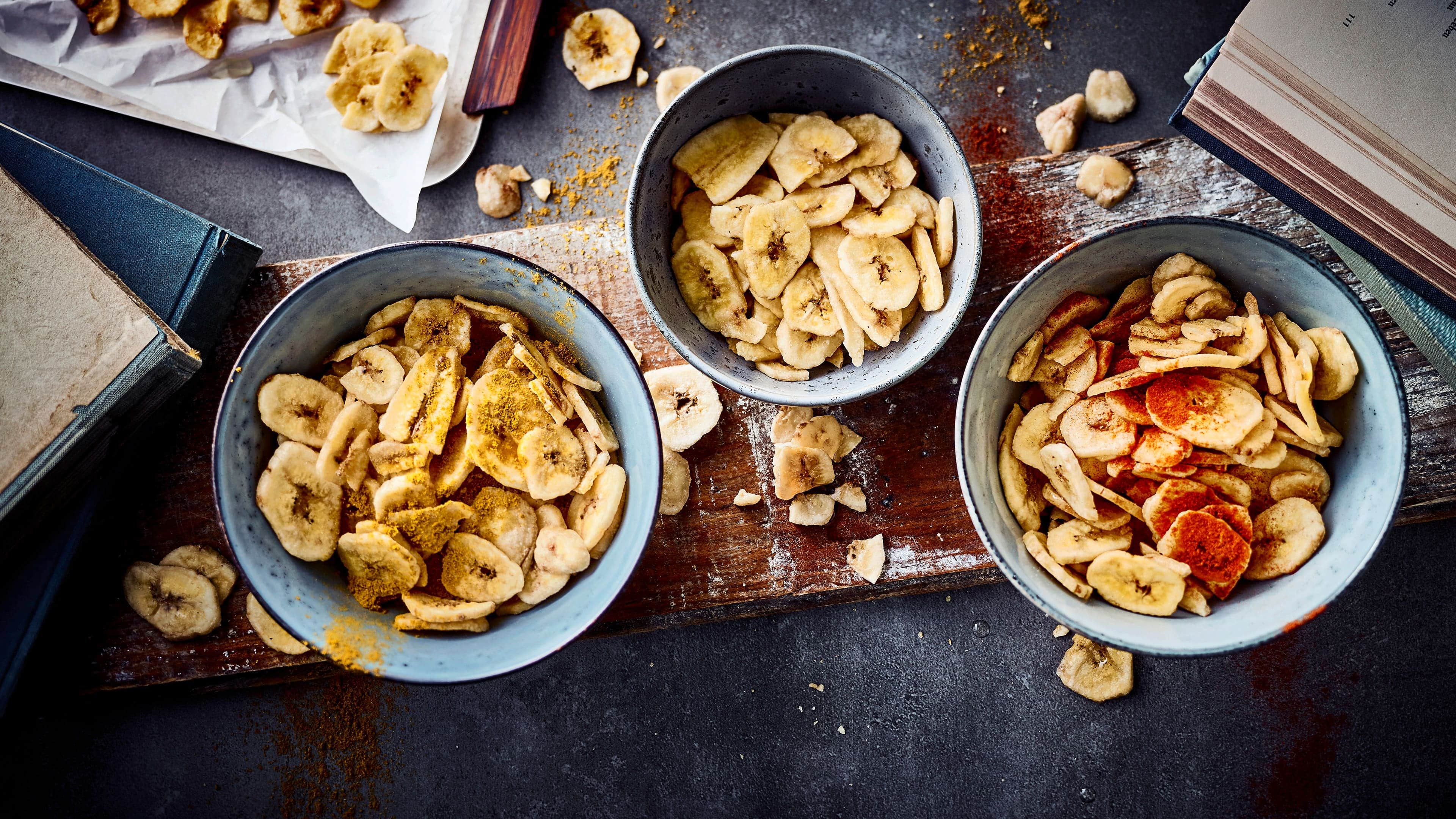 Bananenchips Knusprig gebacken aus dem Ofen sind Bananenchips eine leckere Alternative zu Chips & Co und ein gesunder Snack für zwischendurch. Nach Belieben z.B. mit Muskat würzen oder Vanillemark verfeinern.