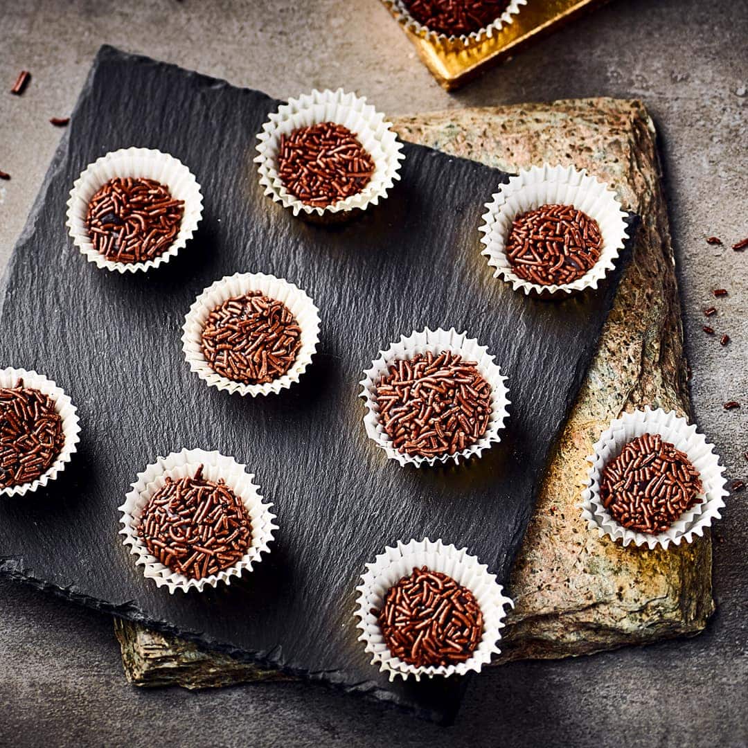 Brigadeiro sind kleine schokoladige Pralinen aus Brasilien, auch als Schoko-Konfekt oder Trüffel-Pralinen bezeichnet. Lassen Sie sich Name und Geschmack auf der Zunge zergehen!