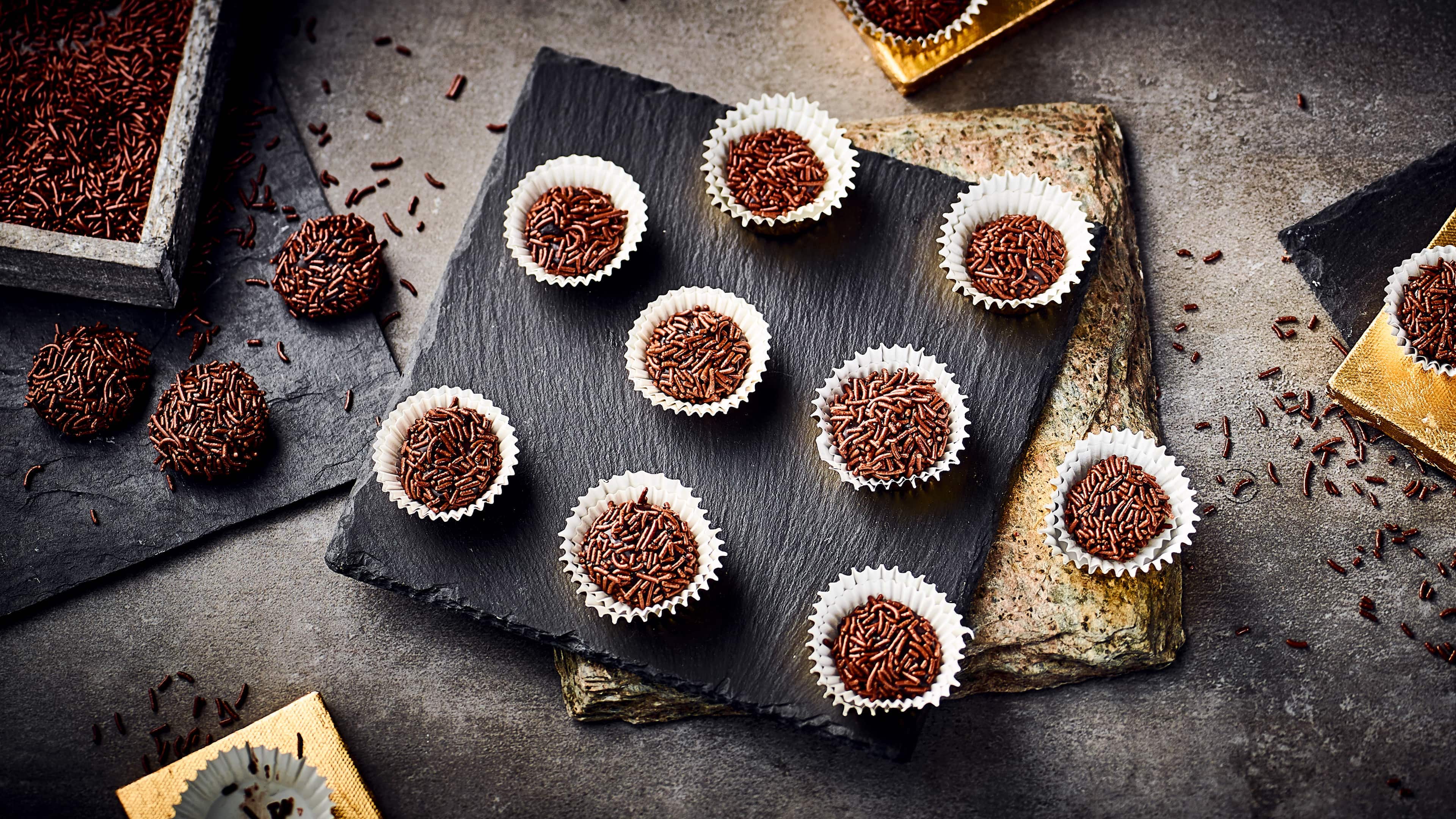 Brigadeiro Brigadeiro sind kleine schokoladige Pralinen aus Brasilien, auch als Schoko-Konfekt oder Trüffel-Pralinen bezeichnet. Lassen Sie sich Name und Geschmack auf der Zunge zergehen!