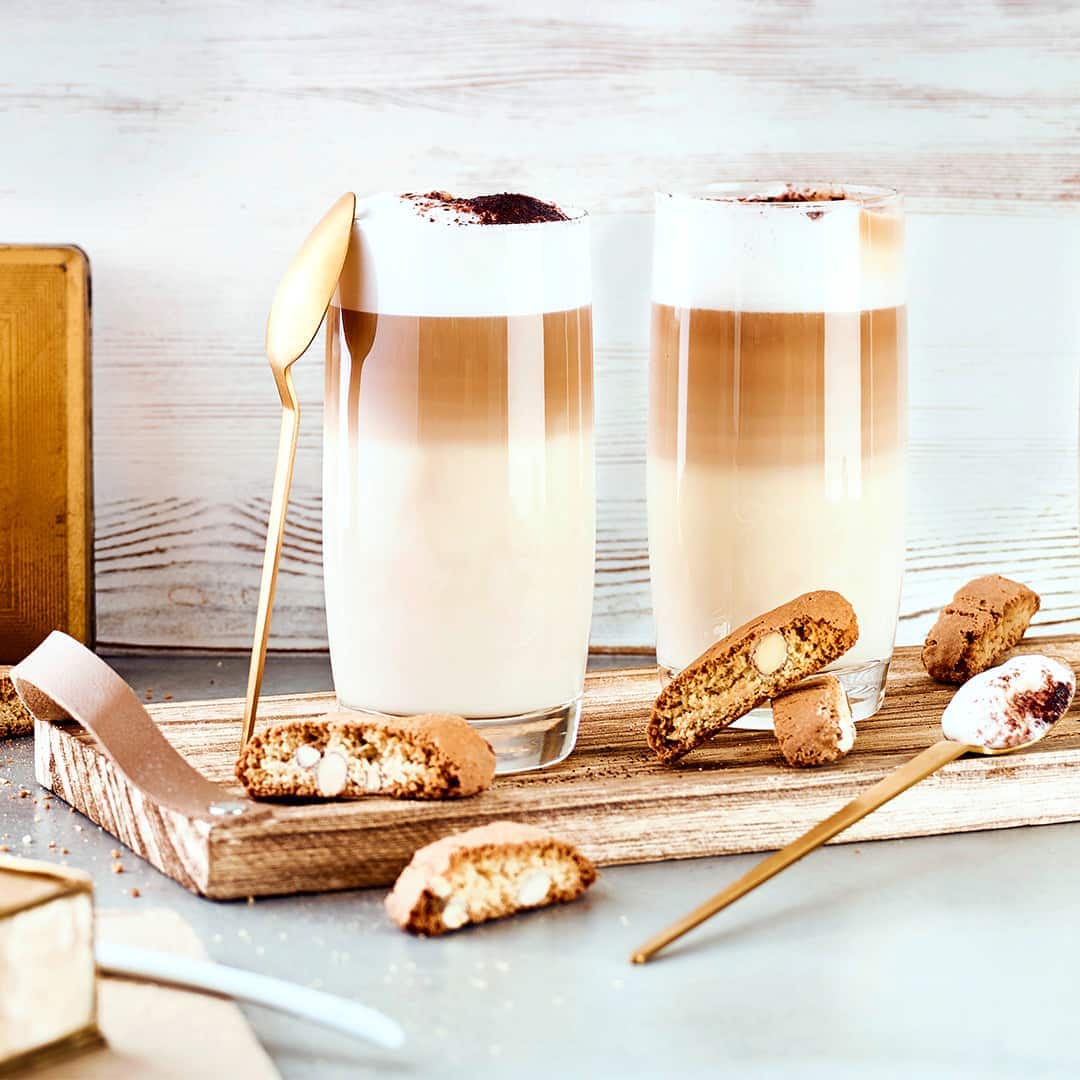 Das Latte-macchiato-Rezept kann wahlweise mit Vollmilch oder Pflanzendrink zubereitet werden. Wichtig ist der Espresso aus stark gerösteten Bohnen.