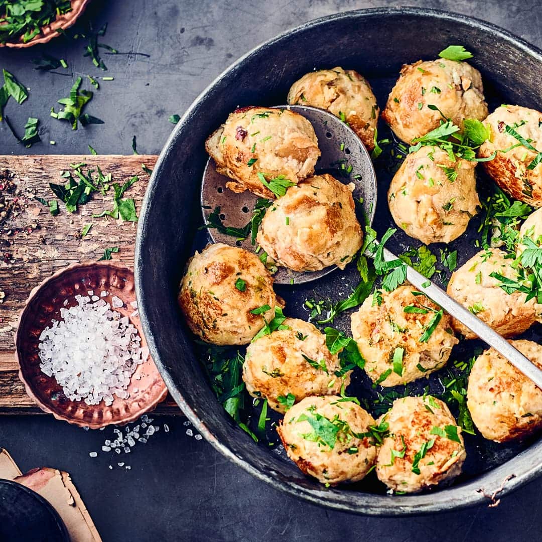 Als Beilage zu diversen Gerichten ist diese Spezialität aus der süddeutschen oder österreichischen Küche immer eine Alternative zu Kartoffeln oder Nudeln: Am besten schmecken unsere Semmelknödel aber einfach mit warmer Schnittlauchbutter!