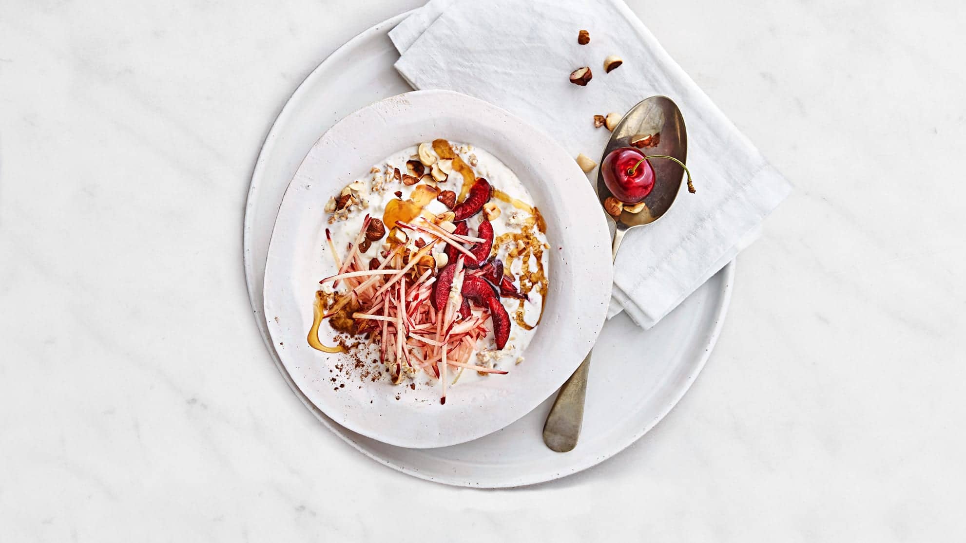 Birchermüsli mit Apfel, Honig und Kirschen Wir wünschen einen guten Start in den Tag mit unserem leckeren Power-Birchermüsli mit allerlei frischem Obst und Honig.