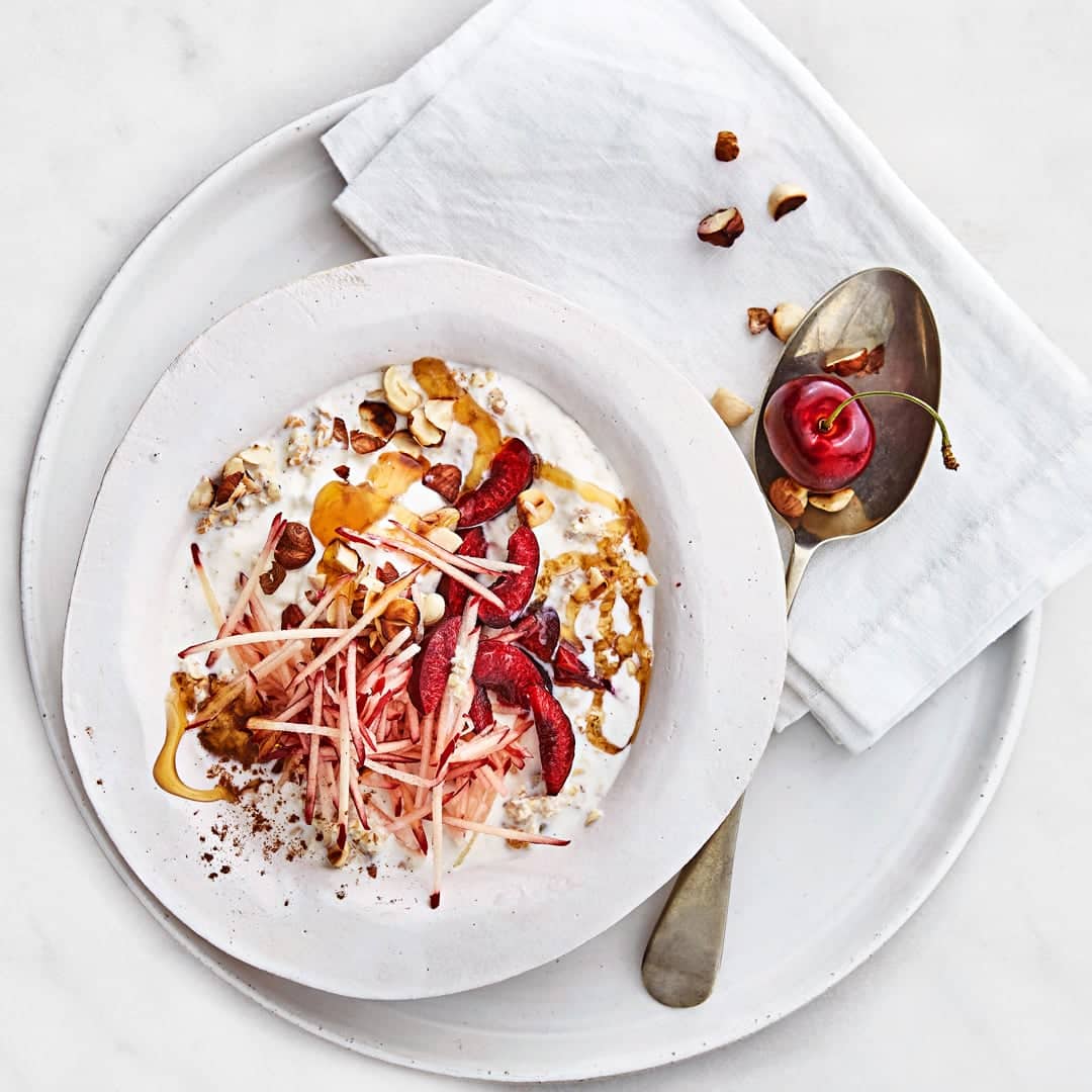 Wir wünschen einen guten Start in den Tag mit unserem leckeren Power-Birchermüsli mit allerlei frischem Obst und Honig.