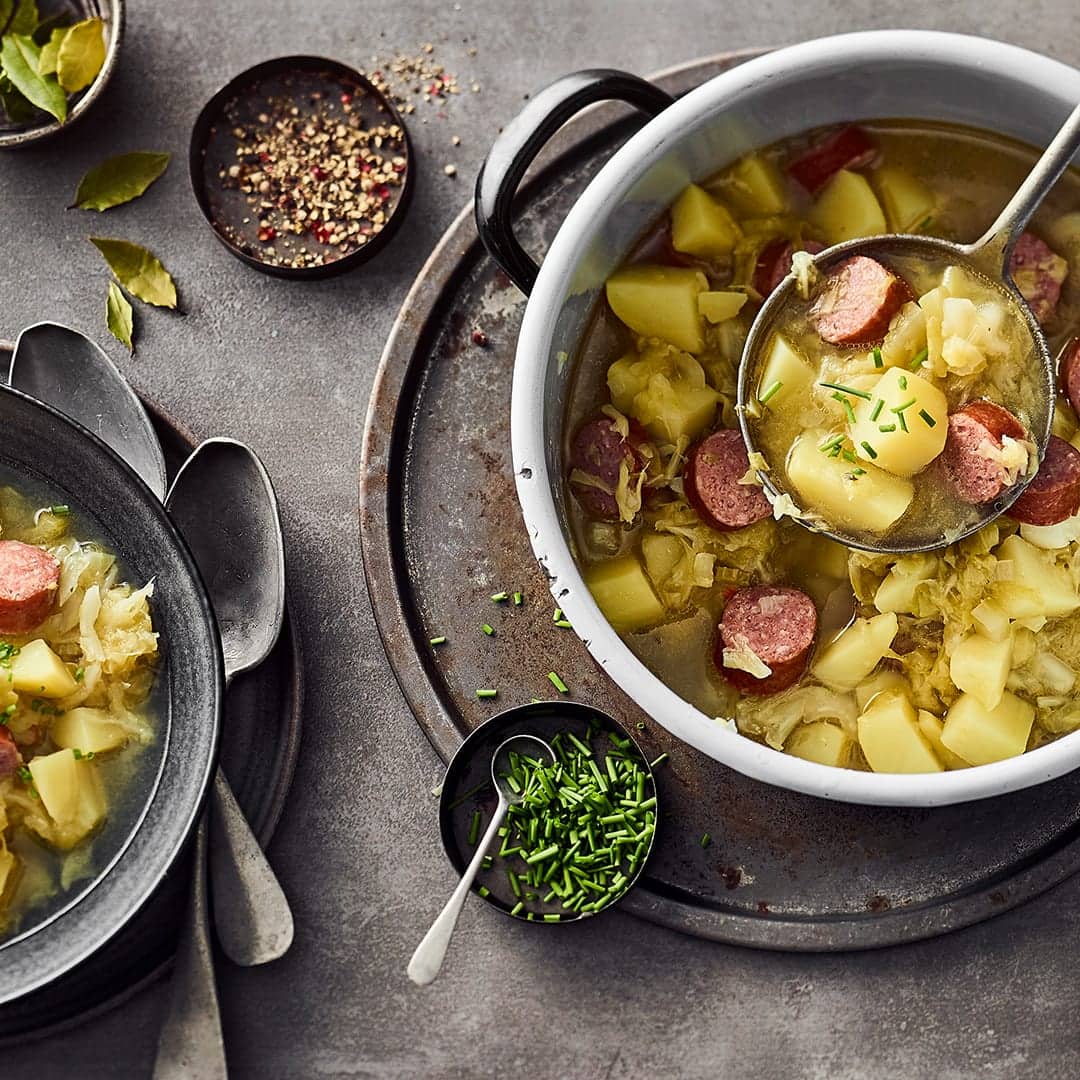 Deftiger Spitzkohleintopf – leckere Hausmannskost für die ganze Familie. Mit unserem Rezept kochen Sie ein herzhaftes Herbstgericht für die kalte Jahreszeit.