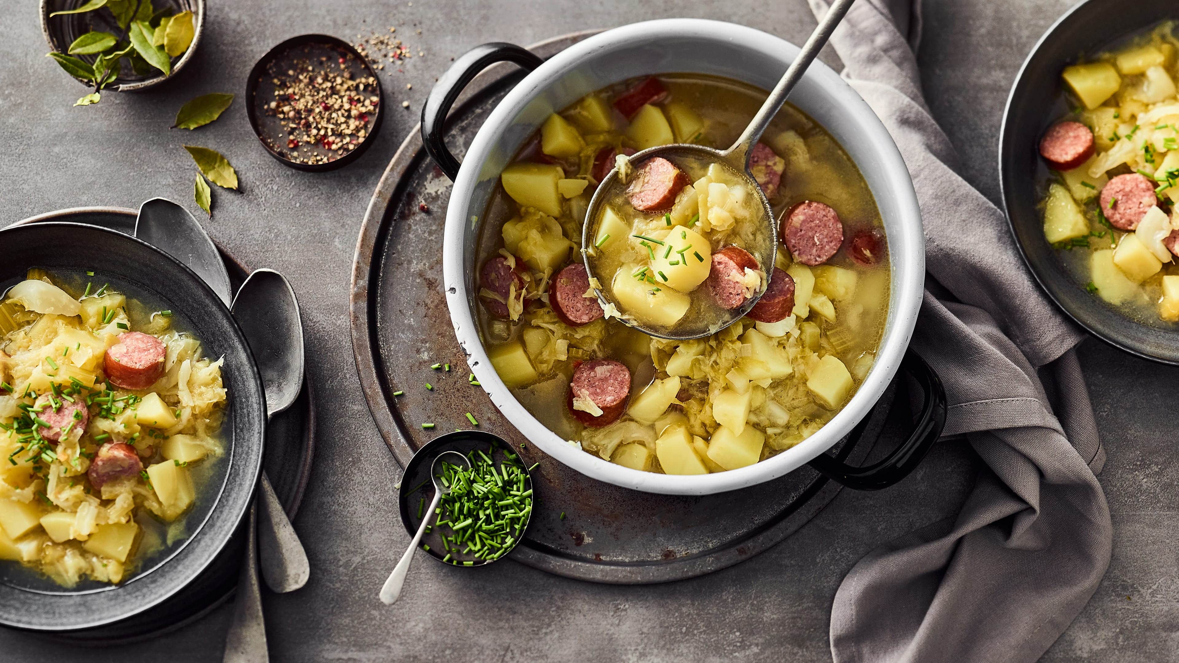 Spitzkohleintopf Deftiger Spitzkohleintopf – leckere Hausmannskost für die ganze Familie. Mit unserem Rezept kochen Sie ein herzhaftes Herbstgericht für die kalte Jahreszeit.