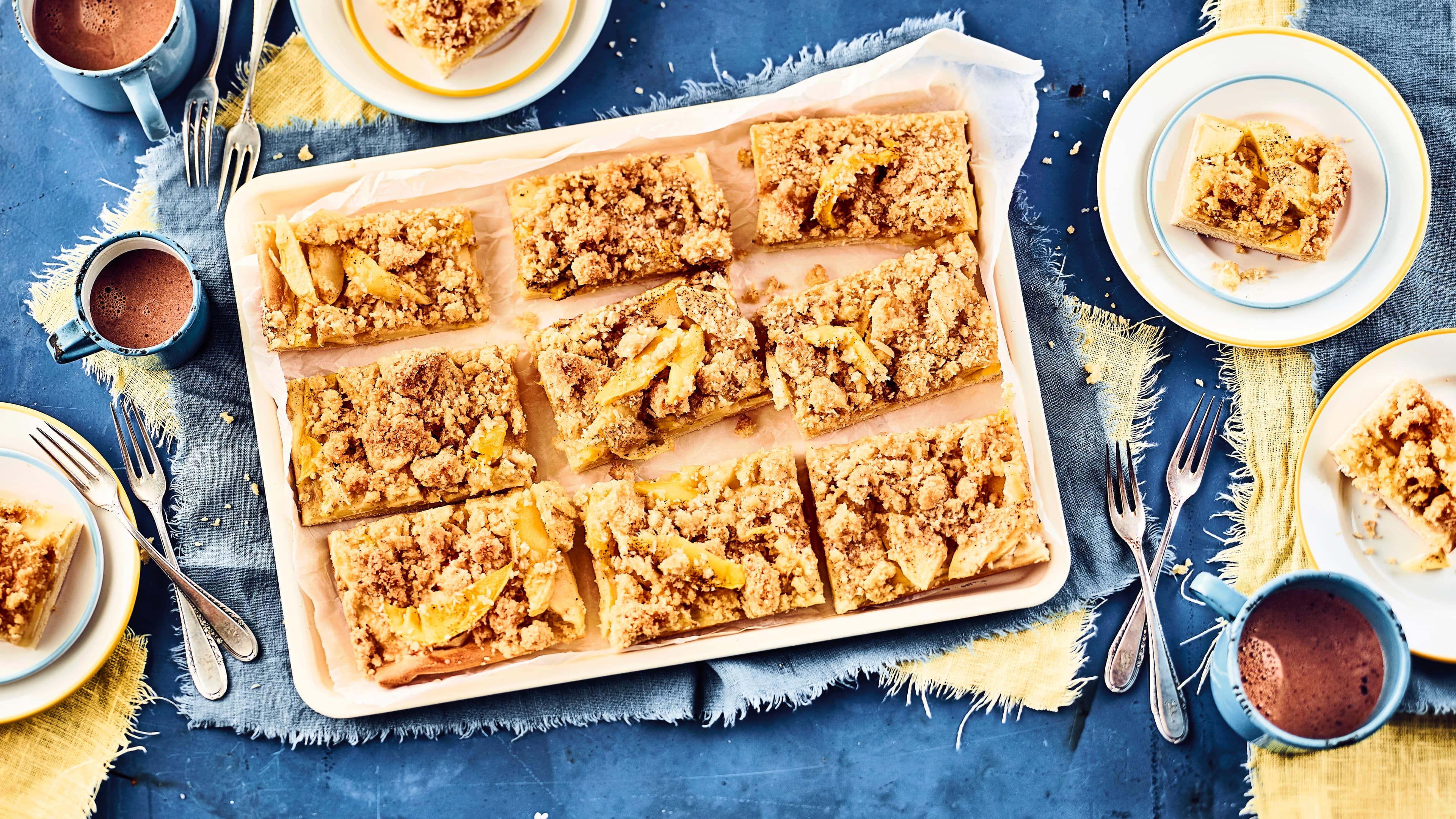Apfel-Mango-Kuchen Fruchtig und süß: Unser Rezept für einen Hefeteig-Kuchen belegt mit Apfel, Mango, Crème fraîche und Kokosstreuseln – probieren Sie es gleich mal aus!