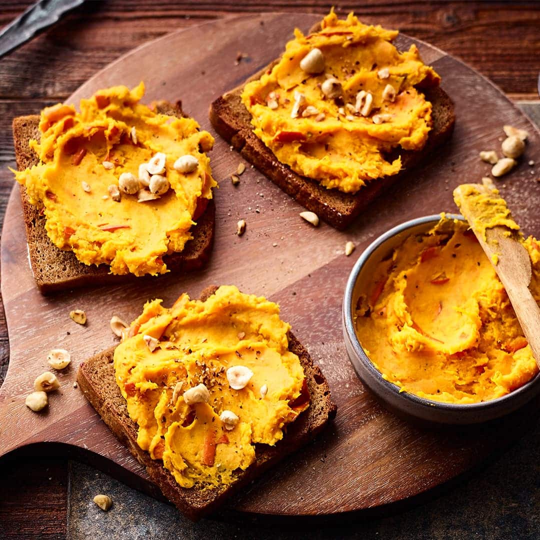 Ein etwas anderer Brotaufstrich kombiniert mit leckerem Toast: In unserem Rezept für Pumpkin Toast bestreichen Sie knusprig angebratenes Graubrot mit selbstgemachtem Kürbismus.