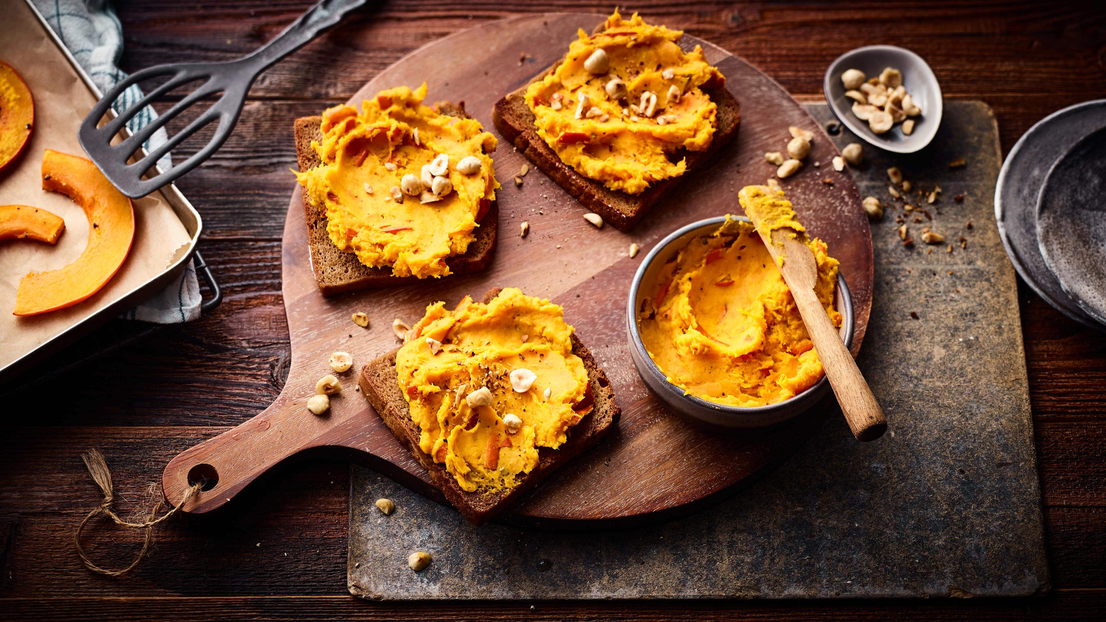 Pumpkin Toast Ein etwas anderer Brotaufstrich kombiniert mit leckerem Toast: In unserem Rezept für Pumpkin Toast bestreichen Sie knusprig angebratenes Graubrot mit selbstgemachtem Kürbismus.