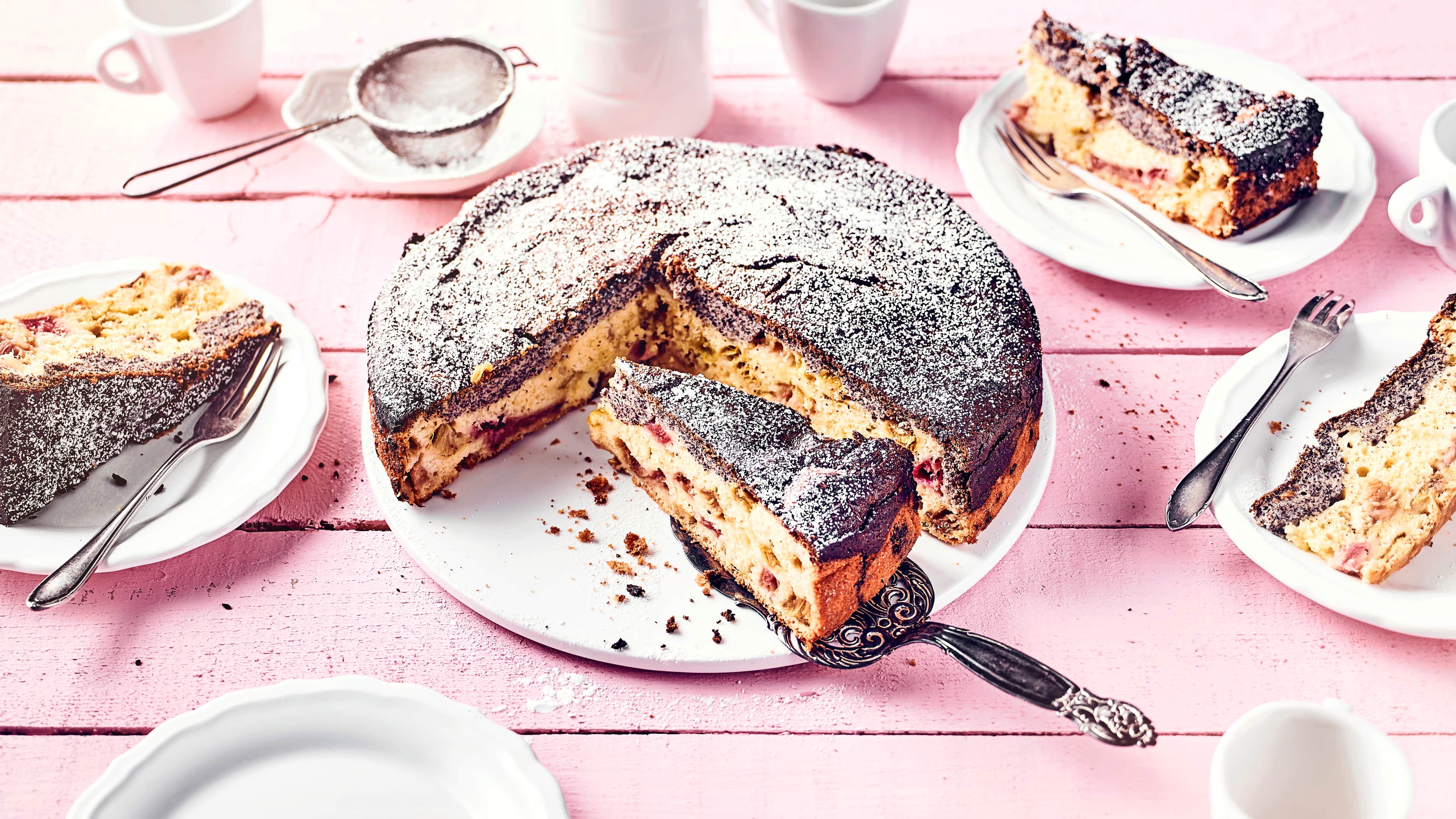 Rhabarber-Mohnkuchen Rhabarber einmal anders: Unser Rezept für einen Mohnkuchen mit dem säuerlichen Gemüse unter einer süßen Quark-Haube – probieren Sie es gleich aus!
