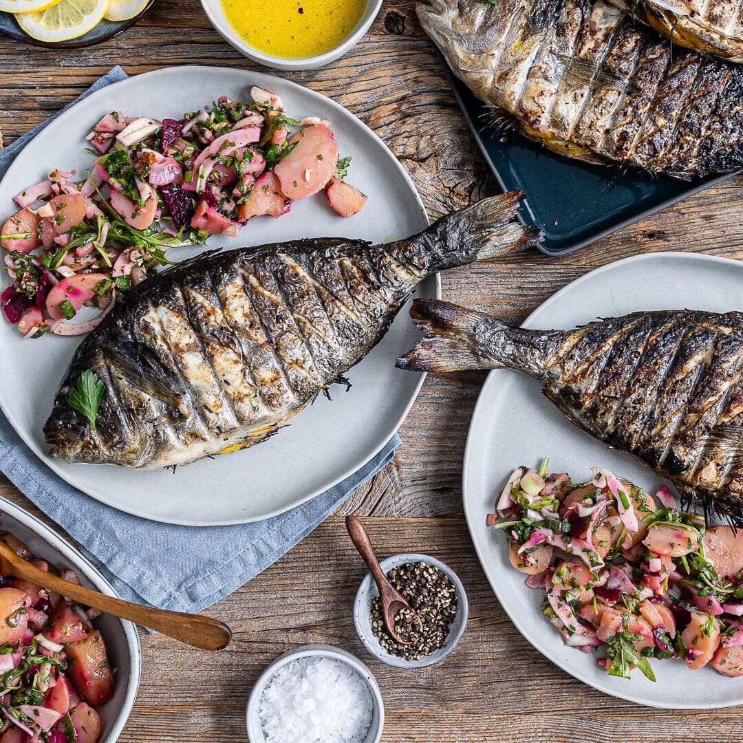 Mithilfe unseres Rezepts für gegrillte Dorade kombinieren Sie frischen Fisch mit einem leckeren-Kartoffel-Fenchel-Salat. Probieren Sie es aus!