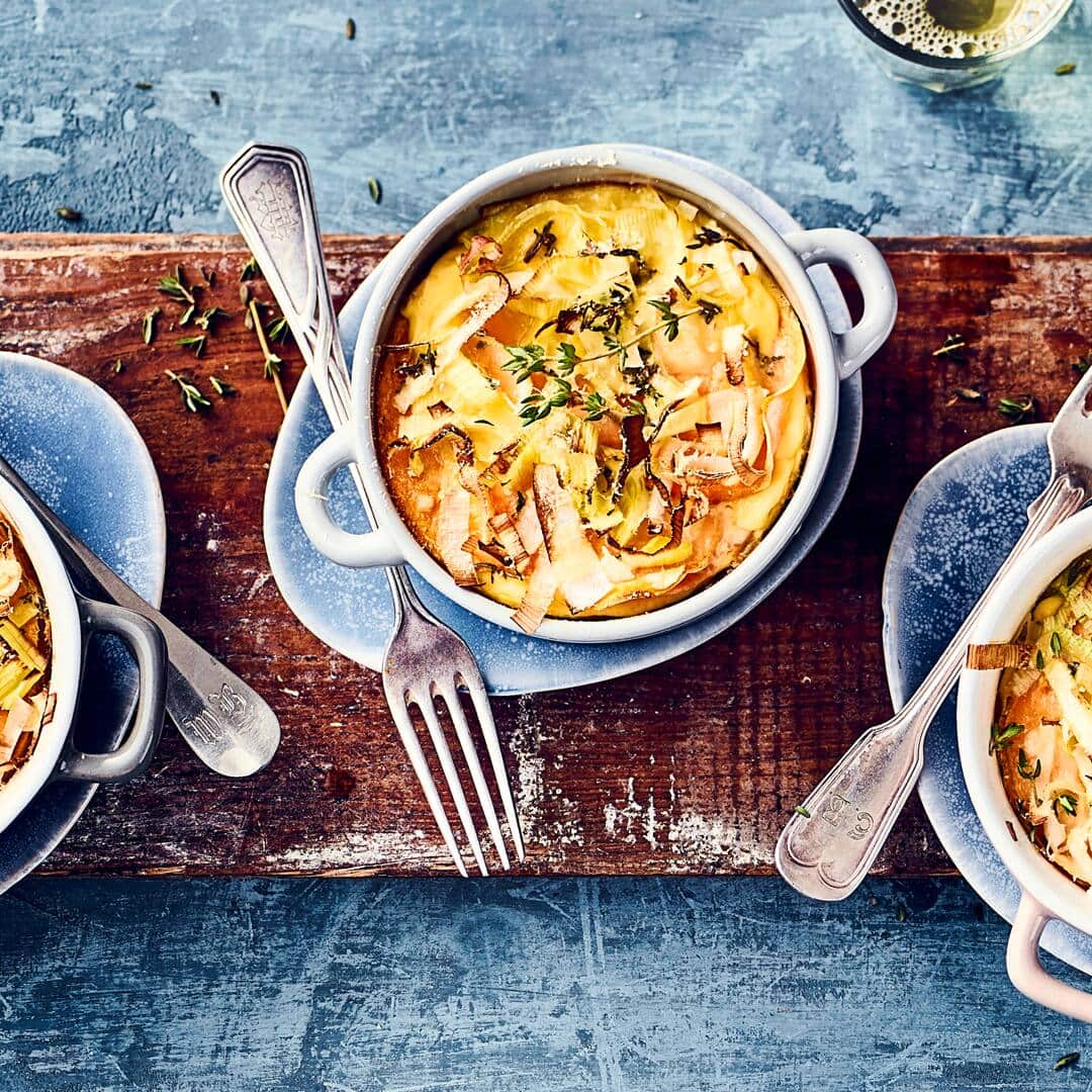 Testen Sie unser leckeres Rezept für Süßkartoffel-Frittata: frischer Lauch und Süßkartoffeln in Eier-Milch und Parmesan gegart.
