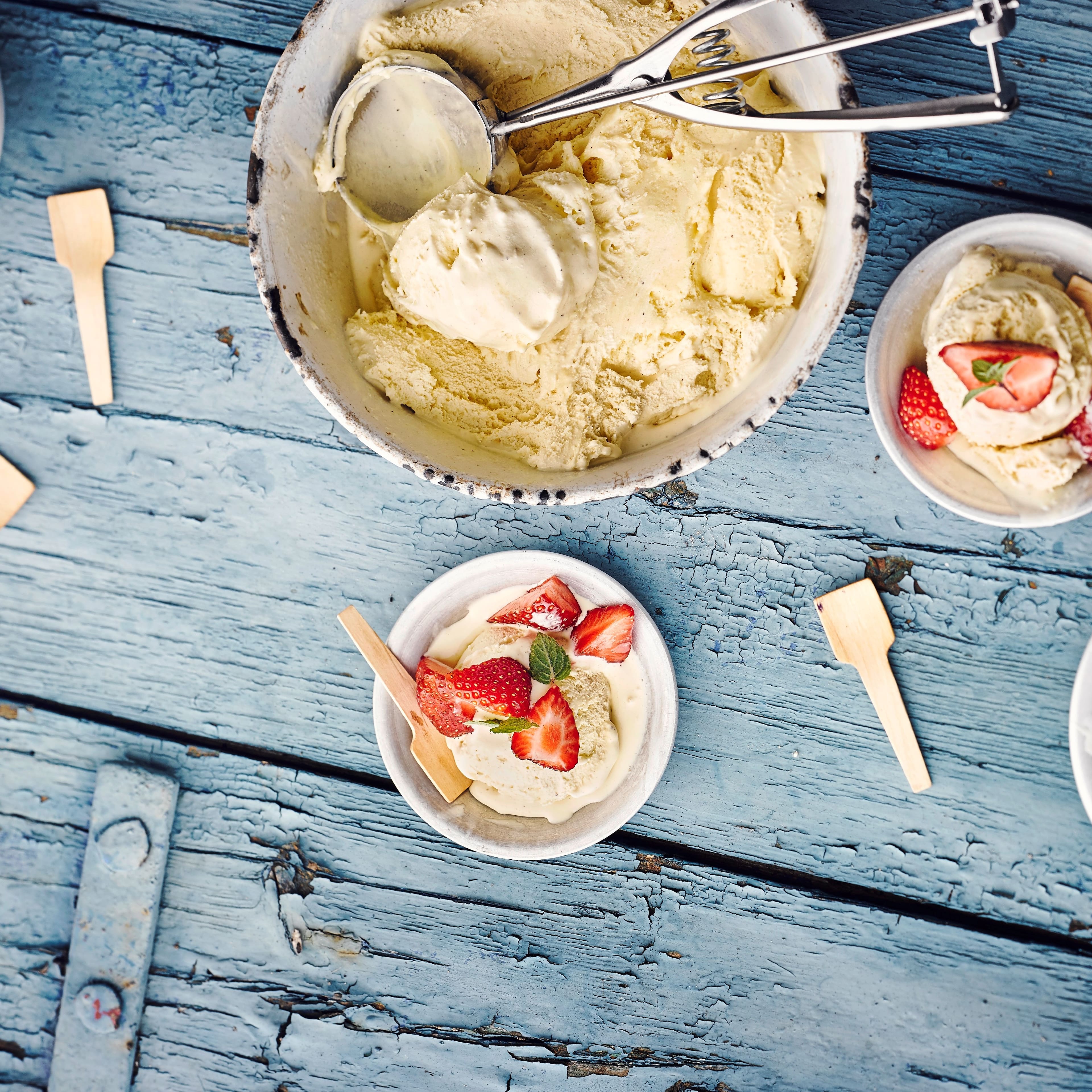 Mit unseren Vanilleeis-Rezepten in heißen Zeiten cool bleiben: Leckeres Vanilleeis als Beilage, Füllung oder einfach zum Genießen.