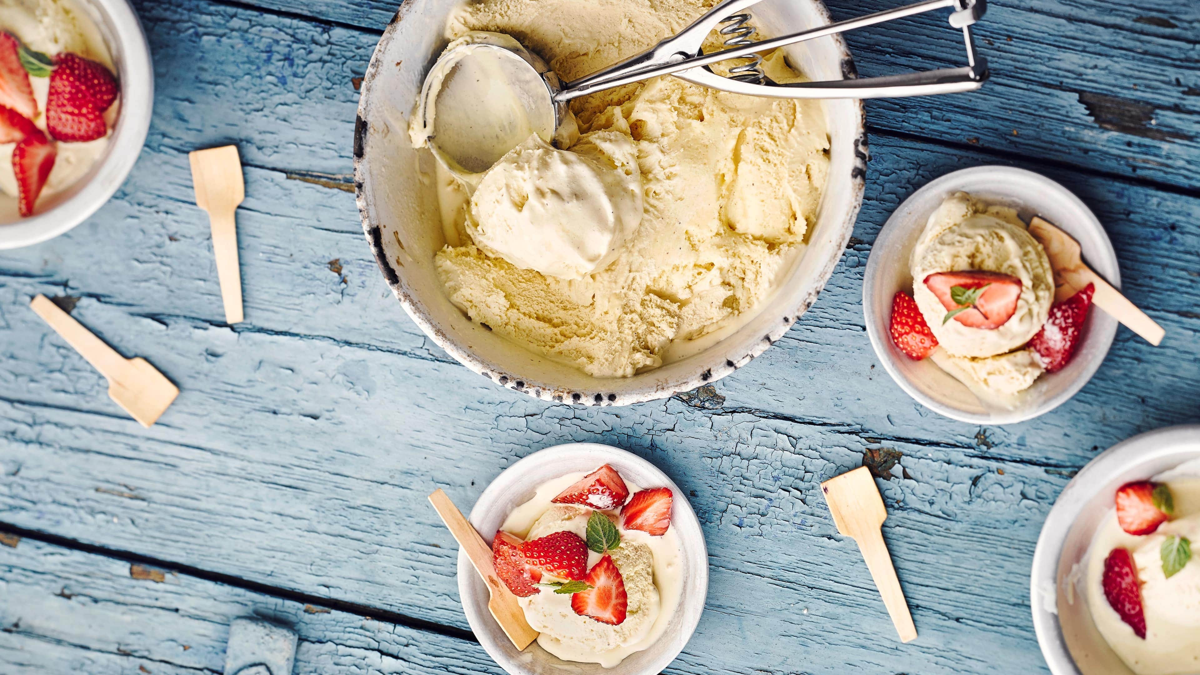 Vanilleeis Mit unseren Vanilleeis-Rezepten in heißen Zeiten cool bleiben: Leckeres Vanilleeis als Beilage, Füllung oder einfach zum Genießen.