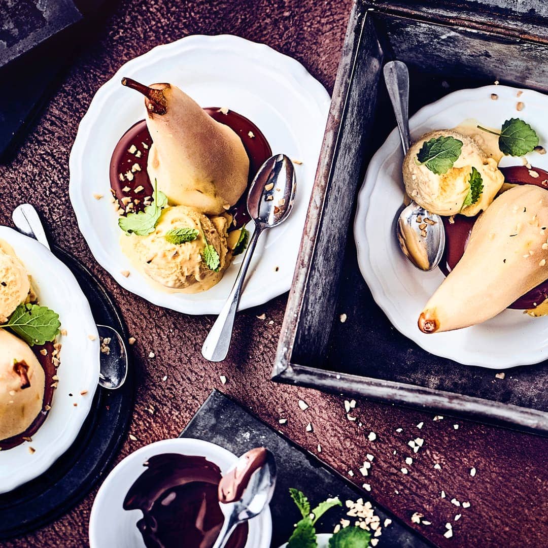 Dieses Dessert der französischen Küche möchten wir Ihnen nicht vorenthalten: Die Birne Helene wird mit Vanilleeis und Schokoladensoße serviert.