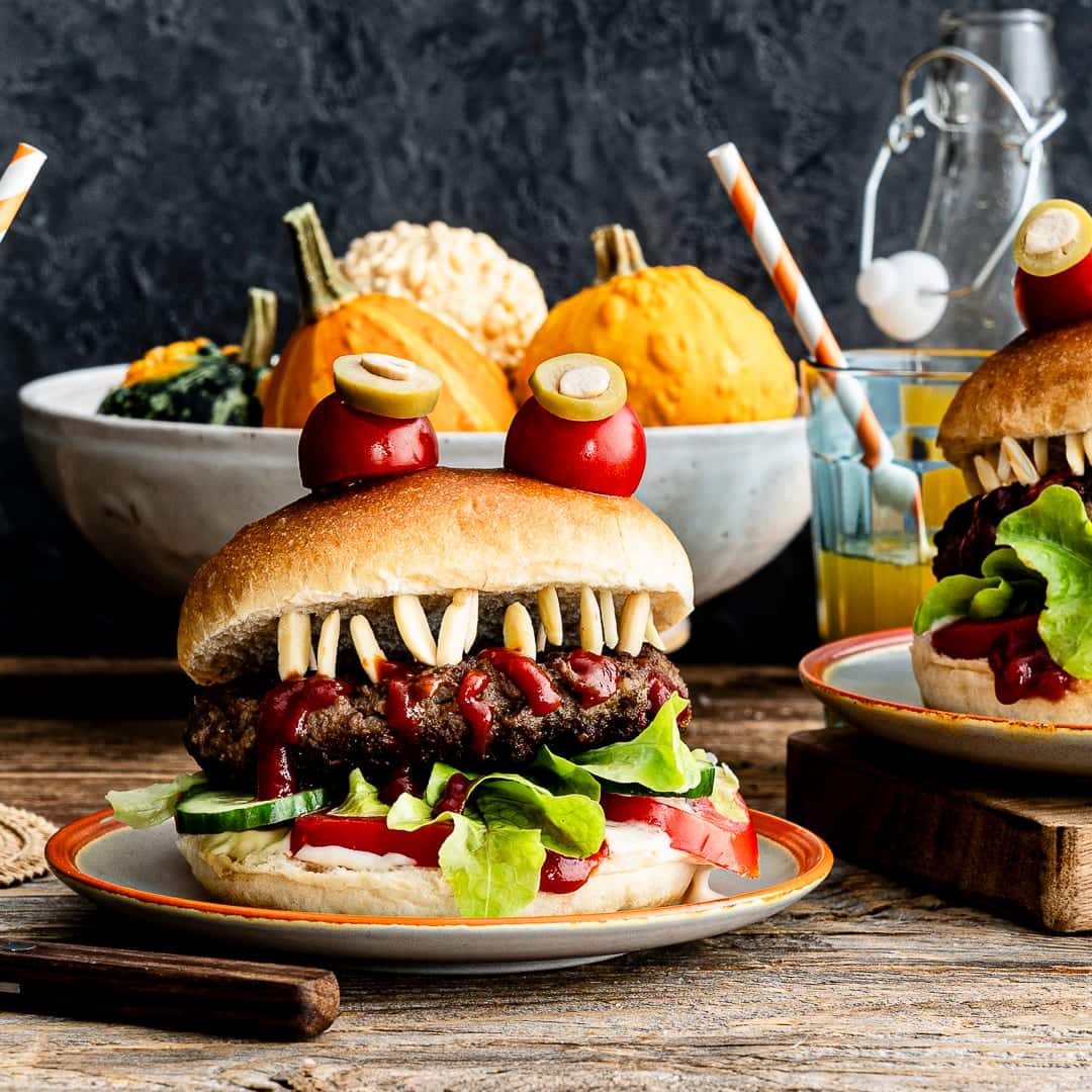Gruseliger Burger für Halloween oder Kindergeburtstage: Der Monster-Burger sieht nicht nur super aus, er schmeckt auch fantastisch!