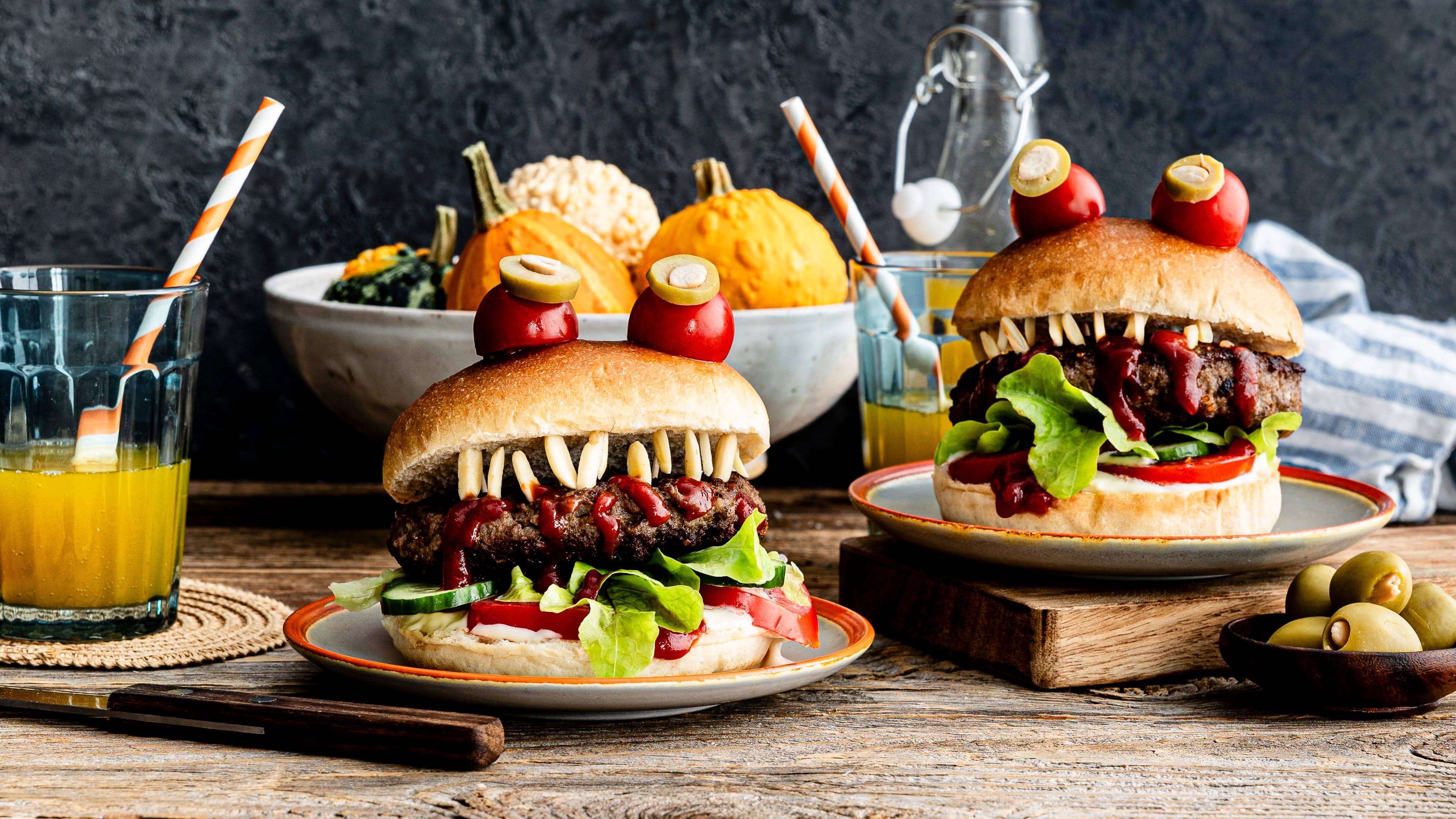 Monster-Burger Gruseliger Burger für Halloween oder Kindergeburtstage: Der Monster-Burger sieht nicht nur super aus, er schmeckt auch fantastisch!