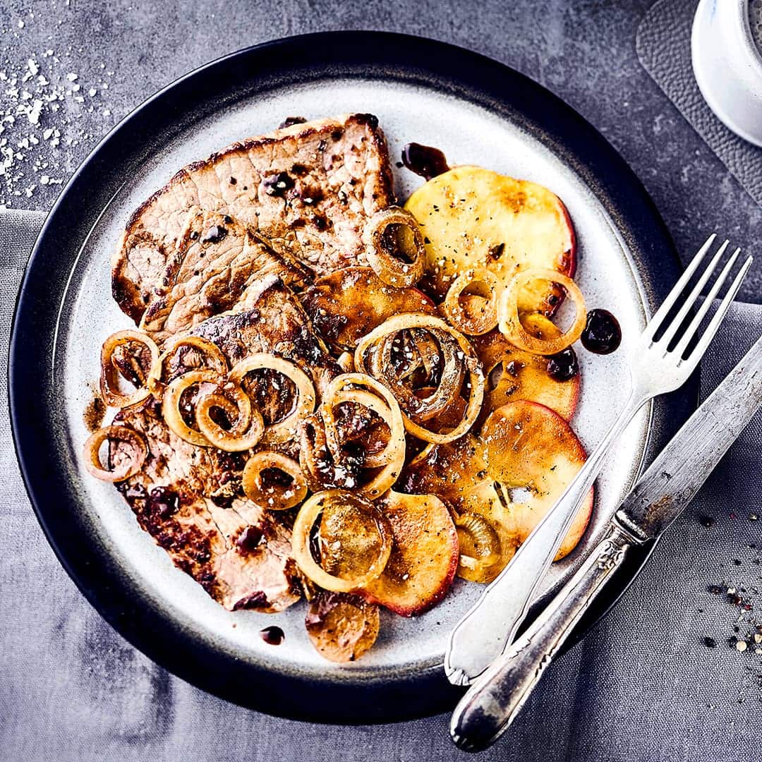 Zwiebel, Apfelscheiben und Sherry verleihen unseren Naturschnitzeln vom Schwein einen schön deftigen Geschmack. Entdecken Sie das beliebte Fleischgericht auf Berliner Art neu!