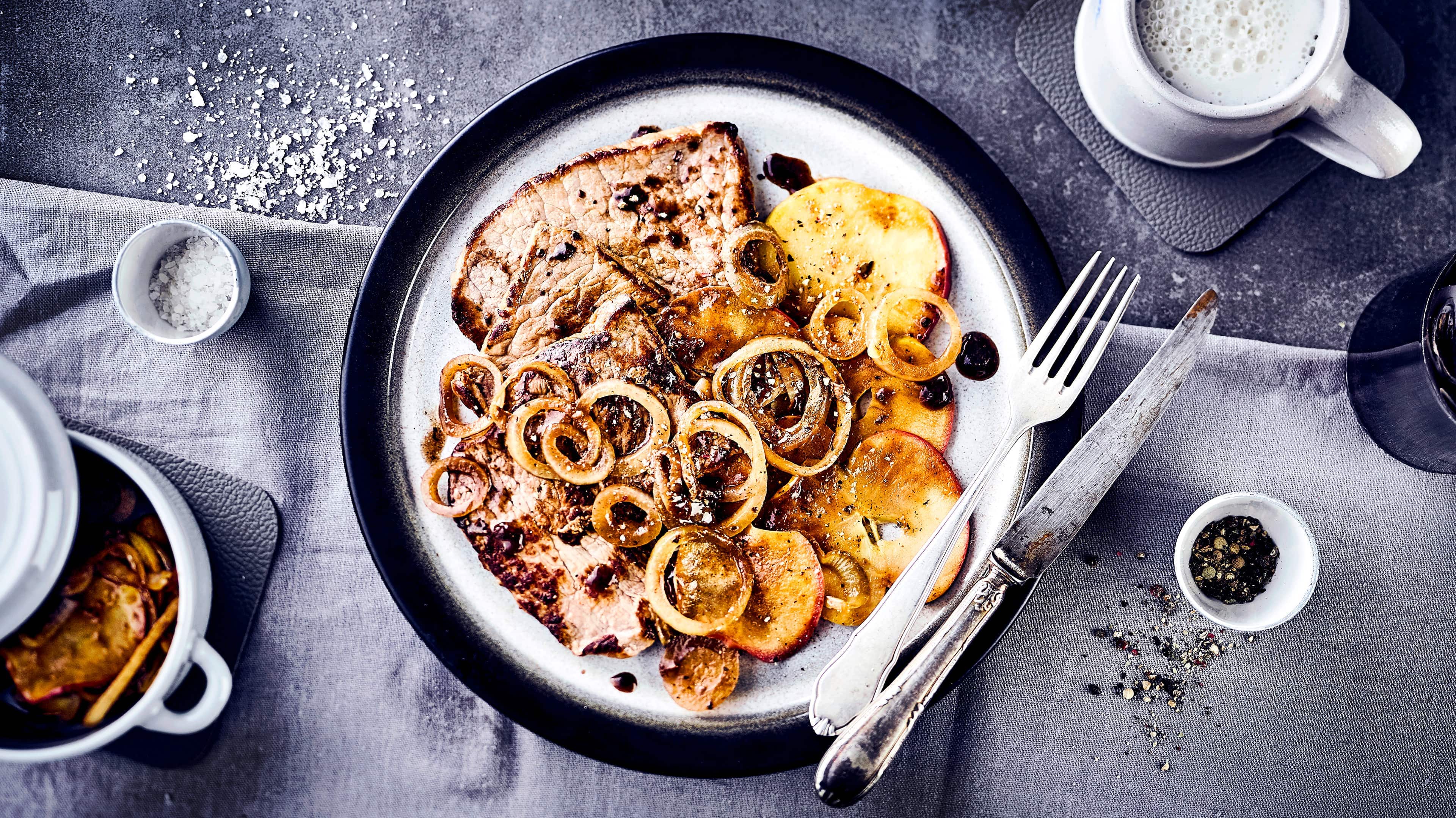 Schnitzel Berliner Art Zwiebel, Apfelscheiben und Sherry verleihen unseren Naturschnitzeln vom Schwein einen schön deftigen Geschmack. Entdecken Sie das beliebte Fleischgericht auf Berliner Art neu!