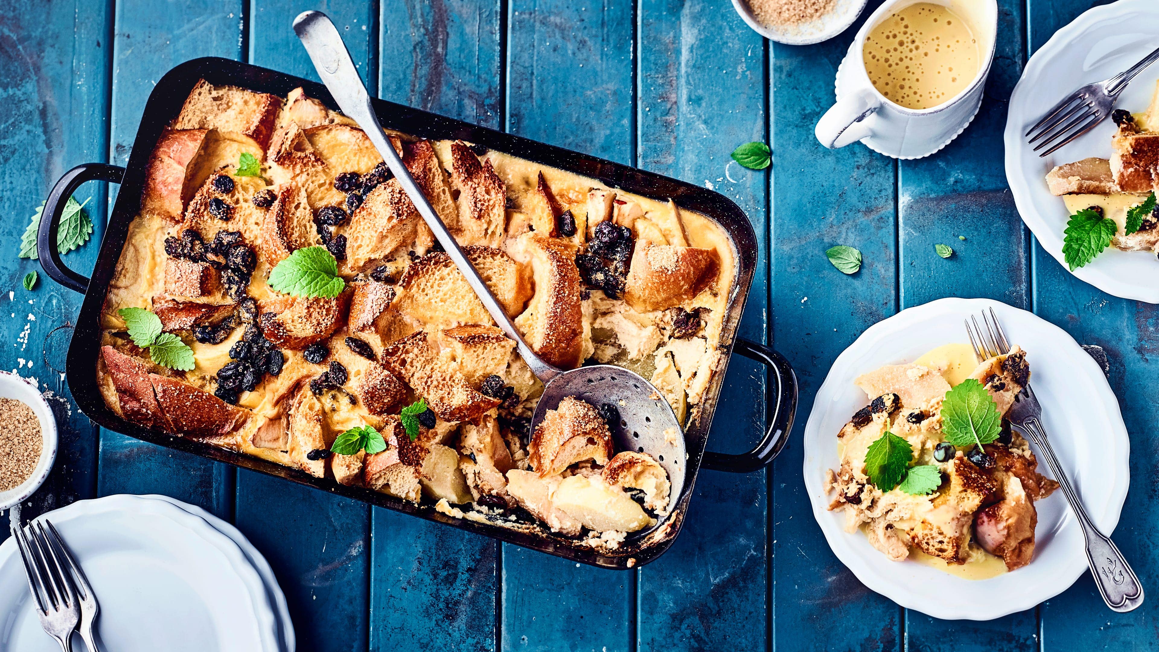 Ofenschlupfer Apfelauflauf Ein wahrer Genuss: Warmer Apfelauflauf mit Kirschen und selbstgemachter Vanillesauce: So schmeckt Apfelkuchen-Liebe! Probieren Sie unseren Ofenschlupfer!