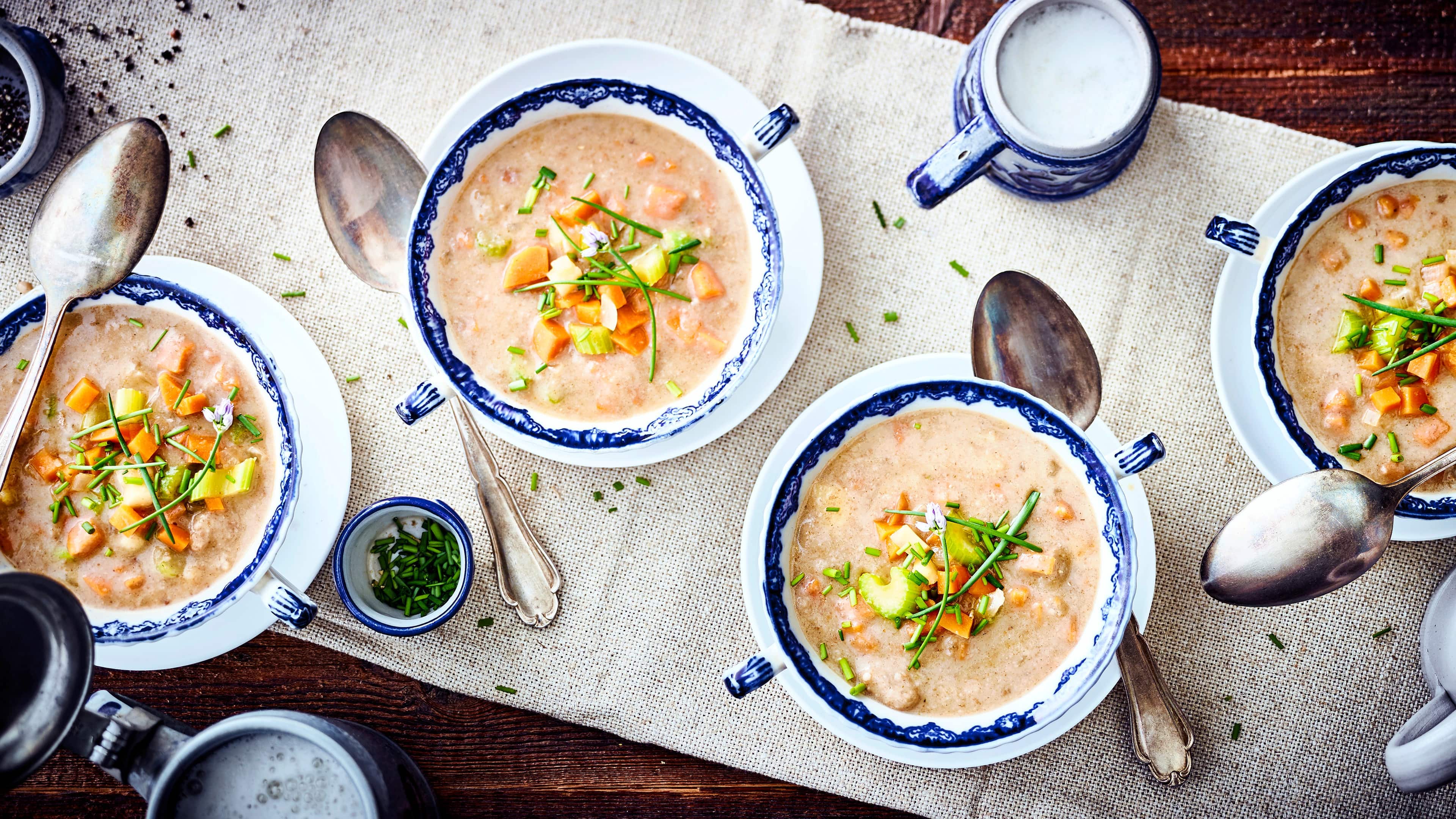 Allgäuer Brotsuppe Nutzen Sie Ihr trockenes Brot, um eine kalorienarme, leckere Mahlzeit zuzubereiten. Unser einfaches Brotsuppen-Rezept verrät Ihnen, wie es geht.