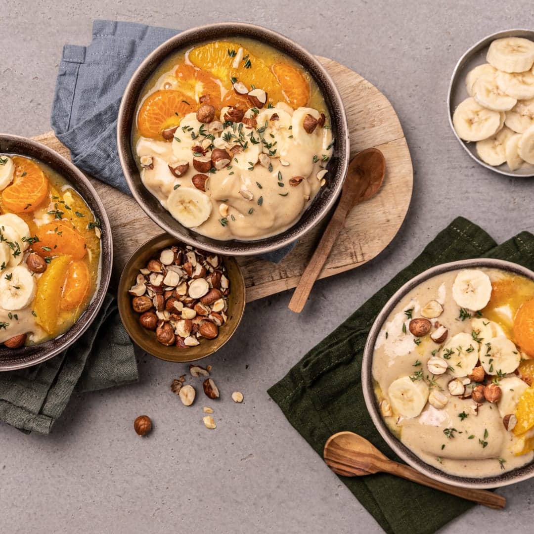 Ein veganes „Eis“ auf Grundlage von Bananen: Nicecream mit Haferdrink und Ahornsirup und dazu jede Menge leckere Toppings.