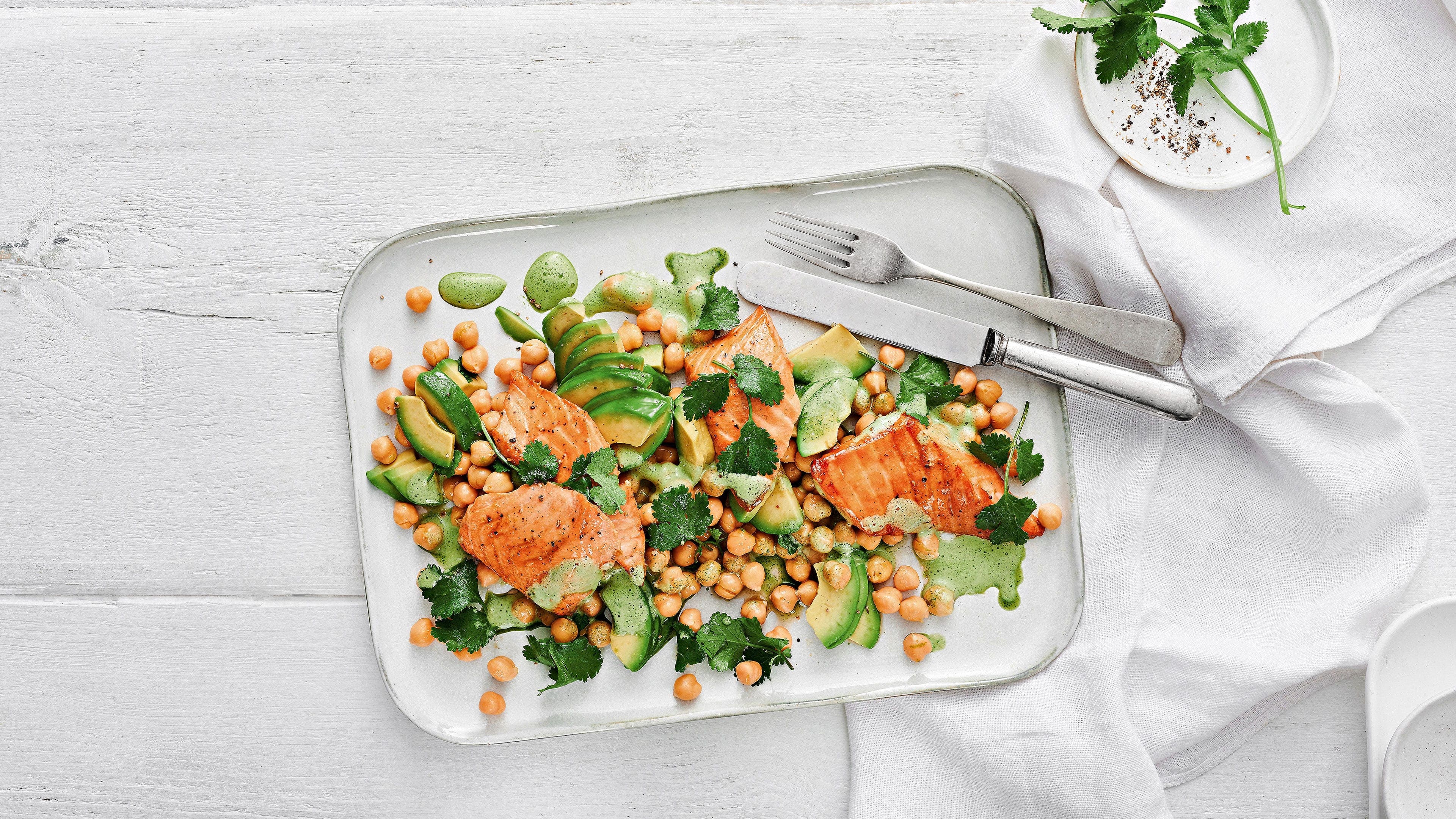 Avocadosalat mit Lachsfilet Avocadosalat mit Lachsfilet