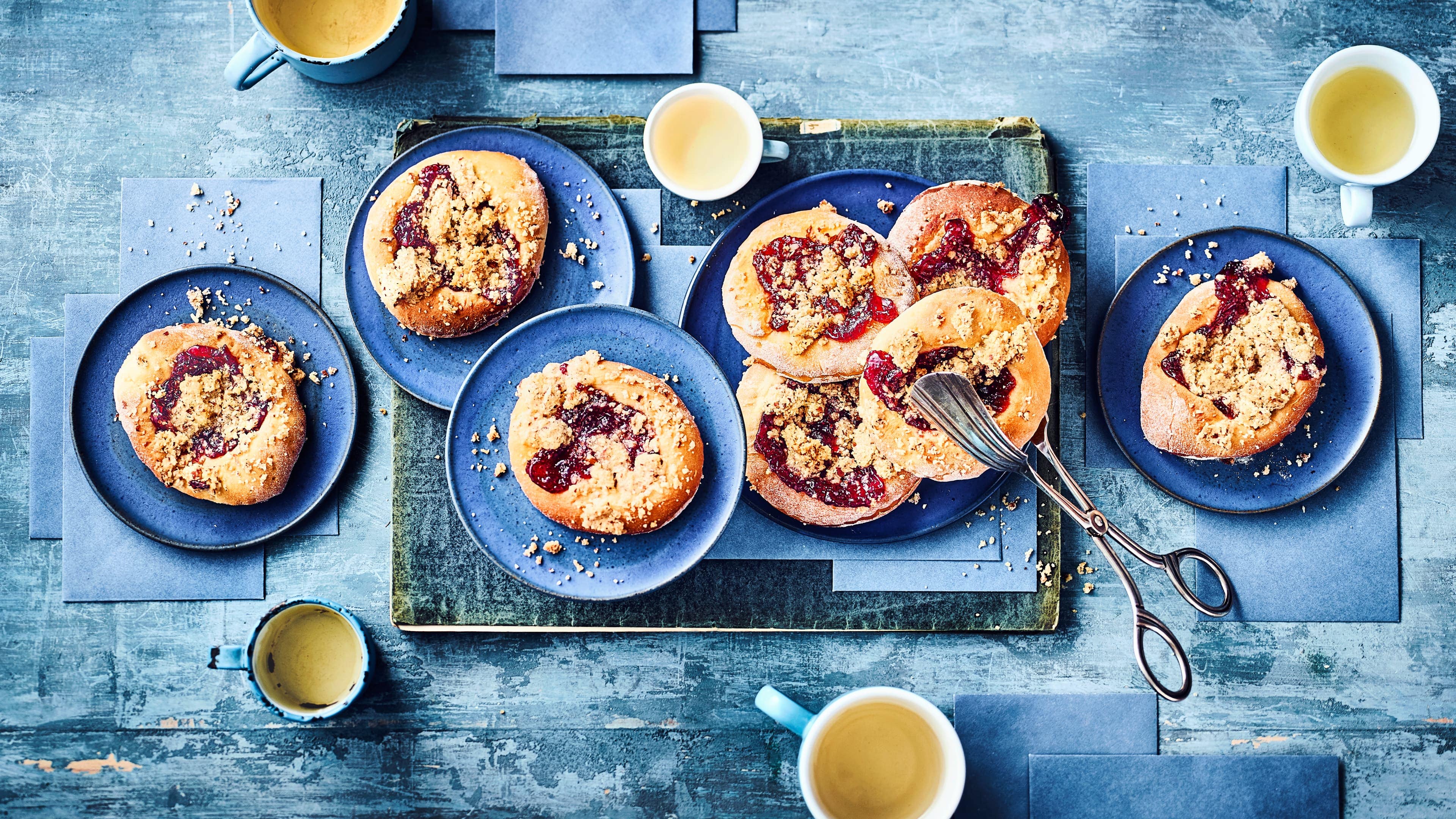 Hefegebäck mit Preiselbeere Mit unserem Hefegebäck-Rezept backen Sie köstliche Hefe-Teilchen mit Preiselbeermarmelade und Mandel-Butter-Streuseln.