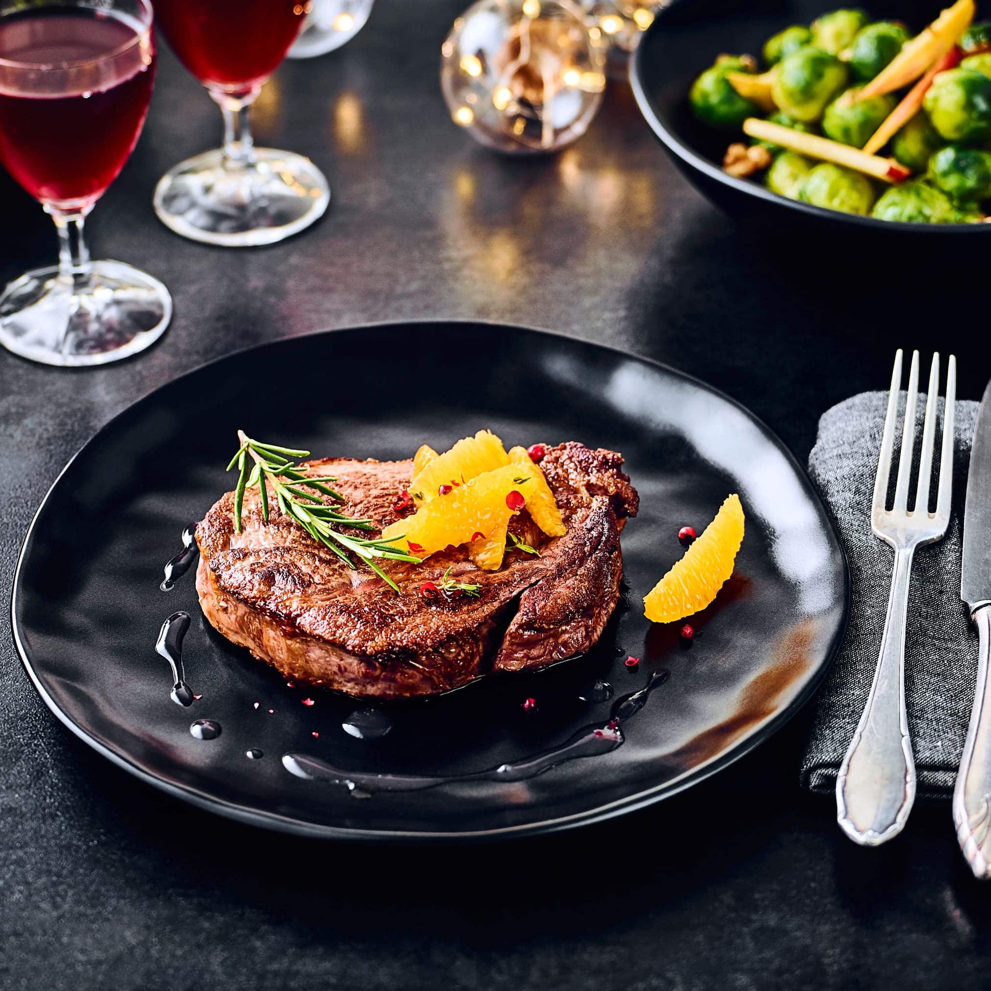 Ein Weihnachtsrezept mit einer extra Portion Liebe für die ganze Familie: Saftiges Entrecôte mit Spekulatiusknödeln, Rotweinsauce, Orangensalat und Rosenkohl.