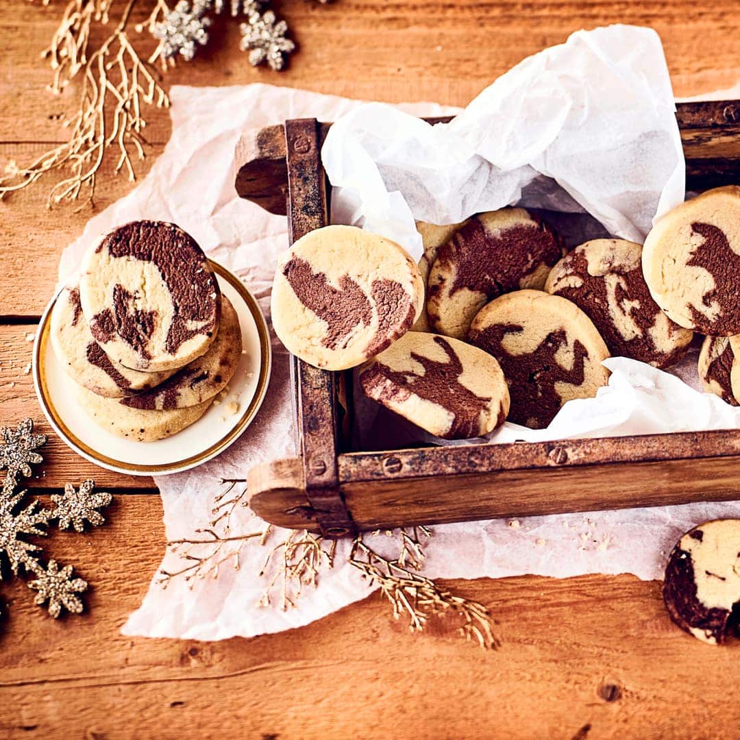 Zartes Buttergebäck zu Weihnachten: So fusionieren Milch und Kakao zu unserem marmorierten Heidesand mit feinem Marzipan und Vanillemark.