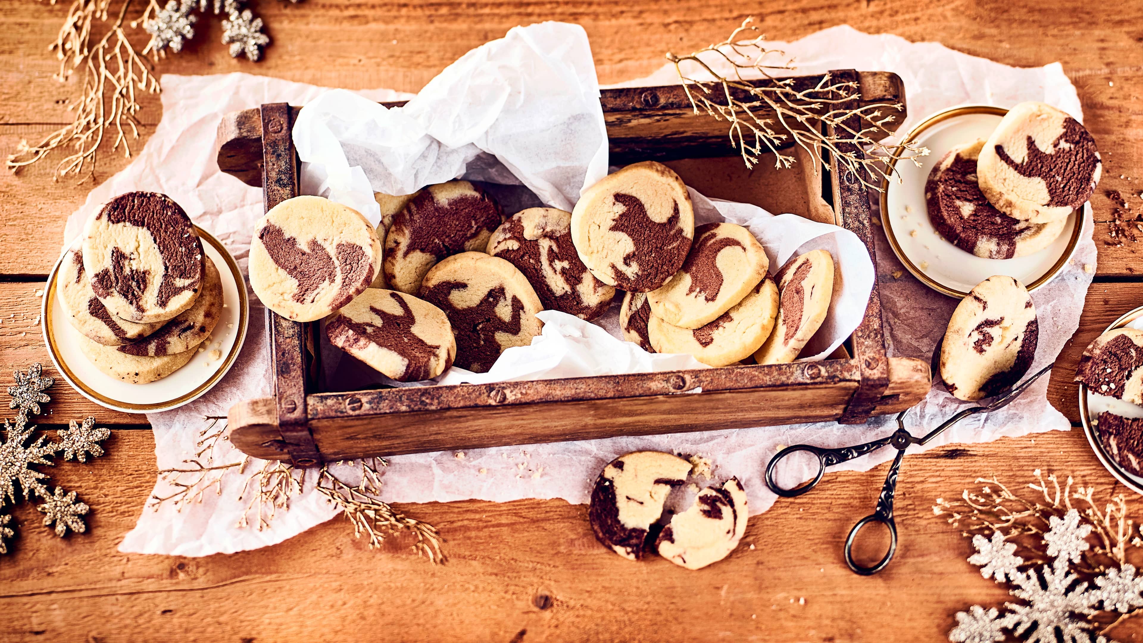 Marmorierter Heidesand Zartes Buttergebäck zu Weihnachten: So fusionieren Milch und Kakao zu unserem marmorierten Heidesand mit feinem Marzipan und Vanillemark.