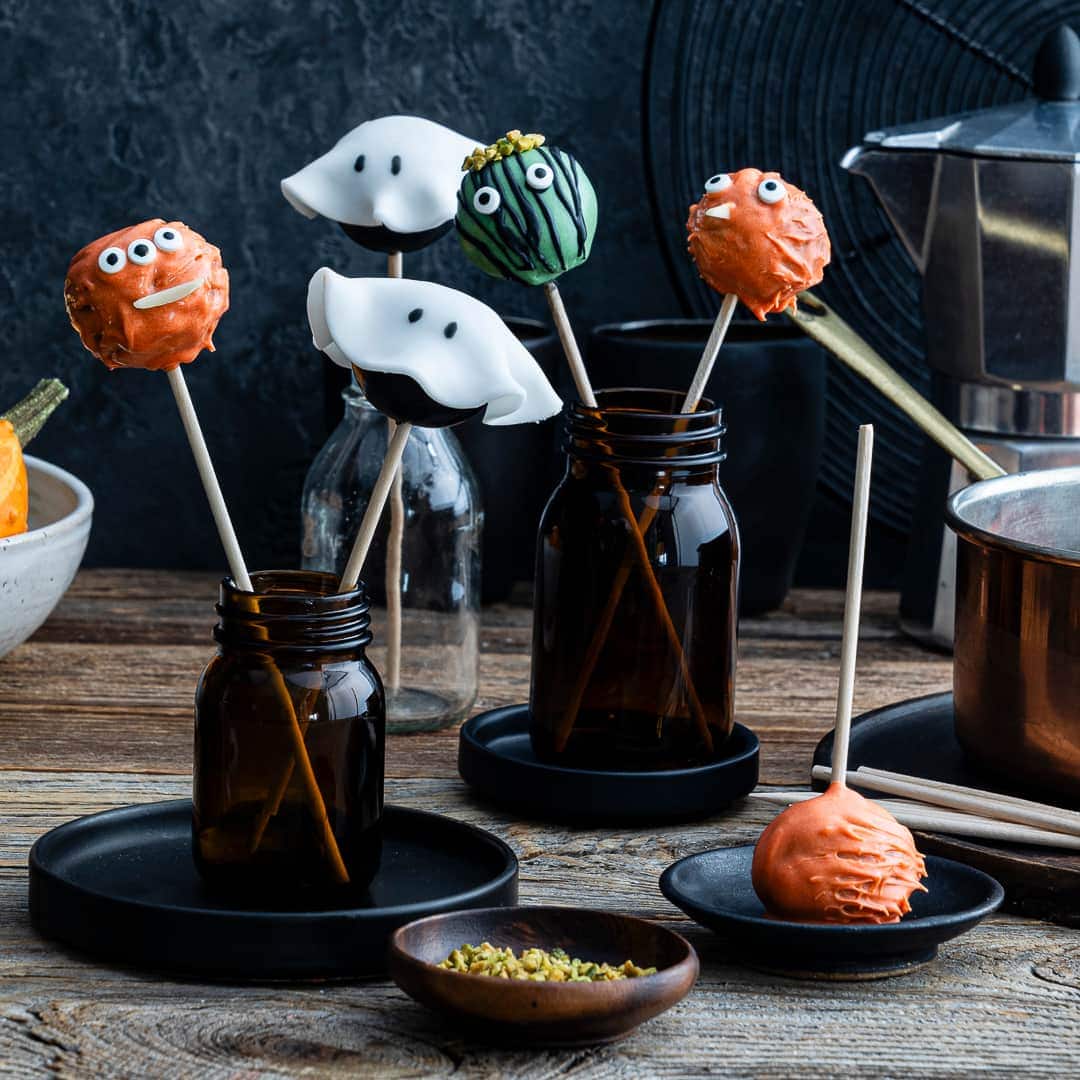 Grusel, Grusel, Geisterstunde! Unser Rezept für dreierlei gruselige Halloween Cake Pops sind genau das Richtige für die nächste Halloweenparty.