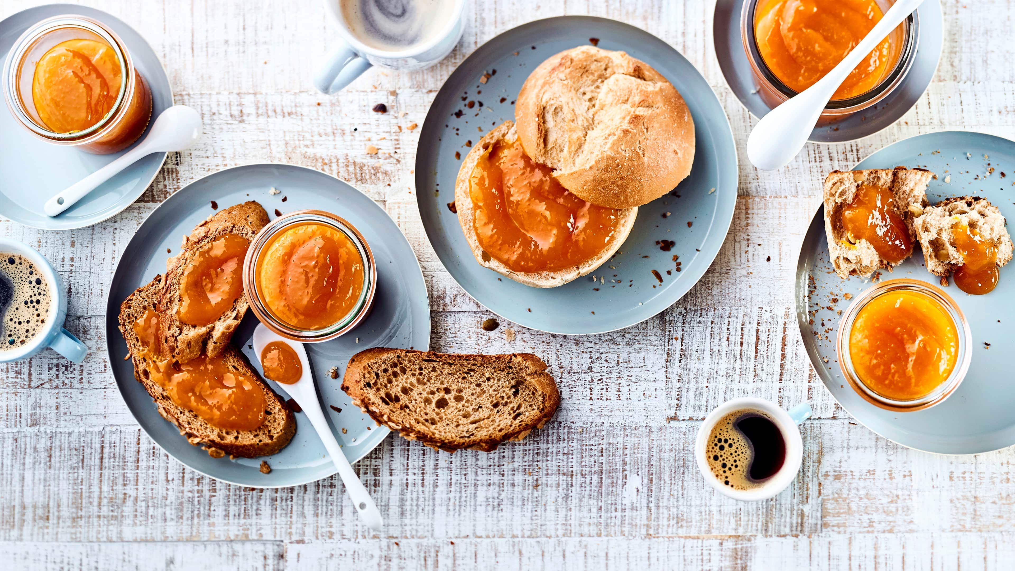 Mangomarmelade Ob auf Brötchen, Rosinenstuten oder einem leckeren Krustenbrot: Fruchtige Mangomarmelade schmeckt einfach immer und lässt sich auch super verschenken!