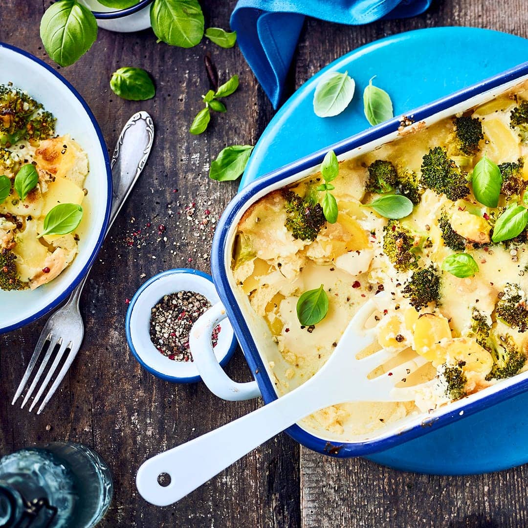 Mit frischen Zutaten und mit Frischkäse und Schmand verfeinert ist unser Kartoffel-Brokkoli-Auflauf immer eine gute Idee für ein schnelles Mittagessen!
